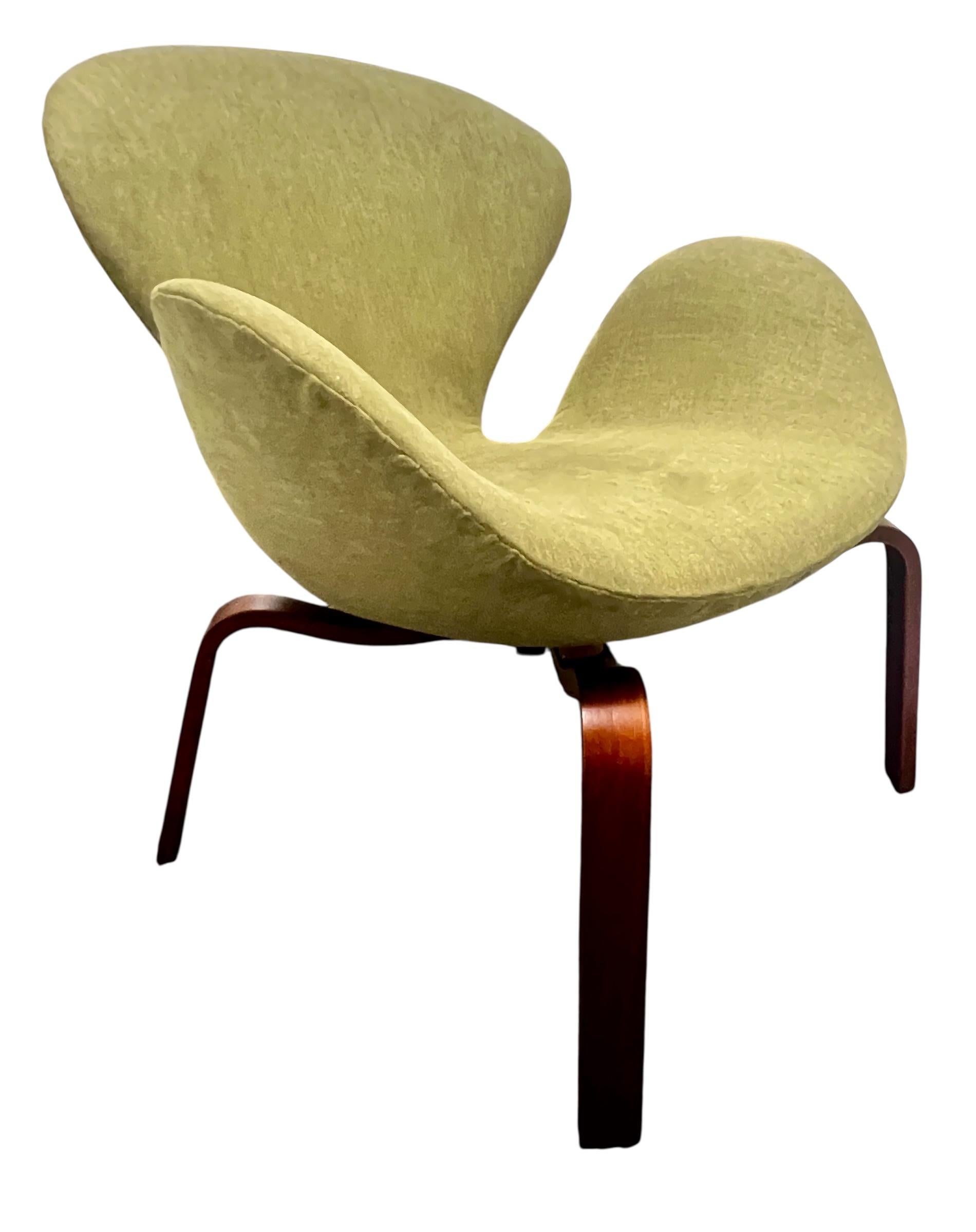 20th Century Arne Jacobsen Swan Chair Rare Model 4325 for Fritz Hansen For Sale