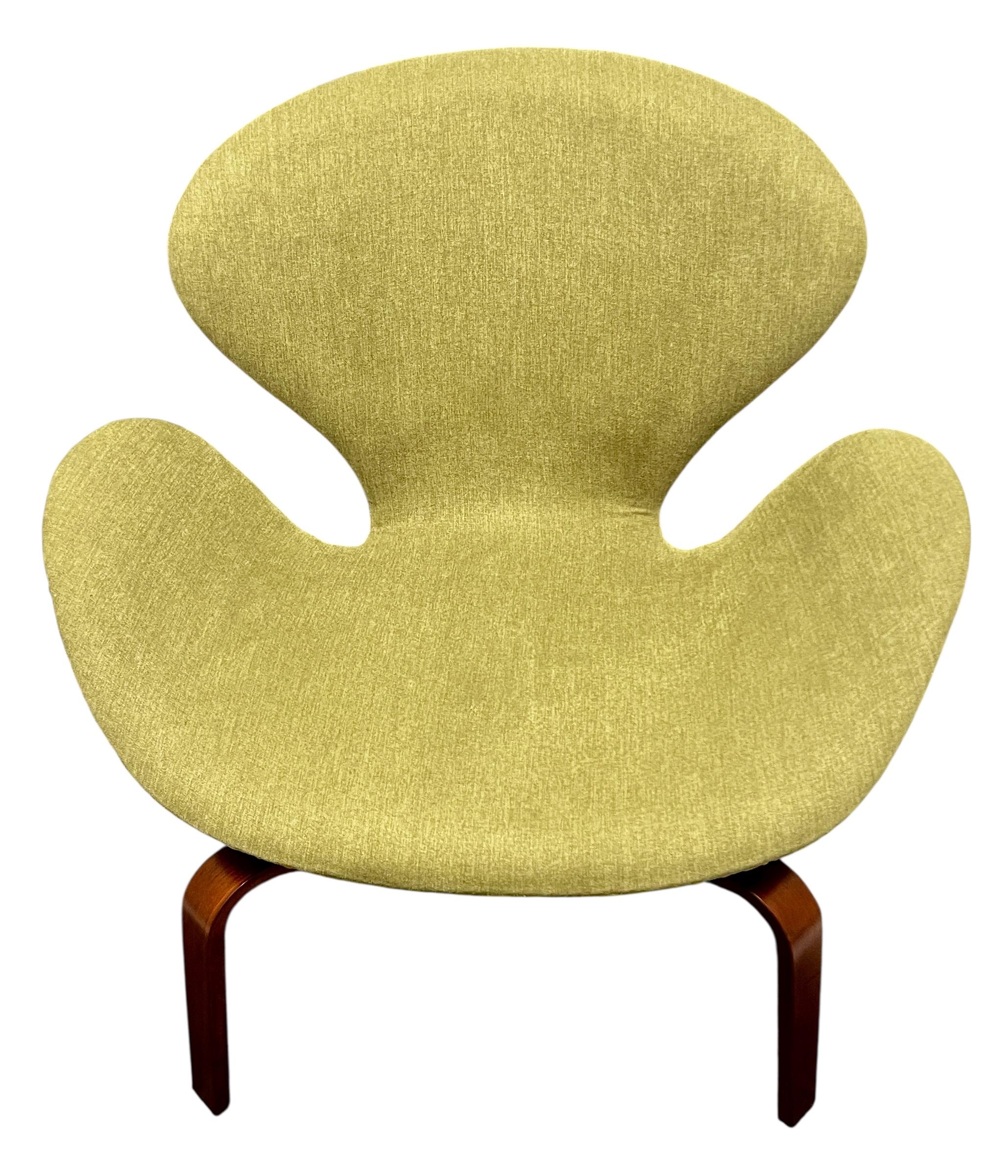 Arne Jacobsen Swan Chair Rare Model 4325 for Fritz Hansen For Sale 1