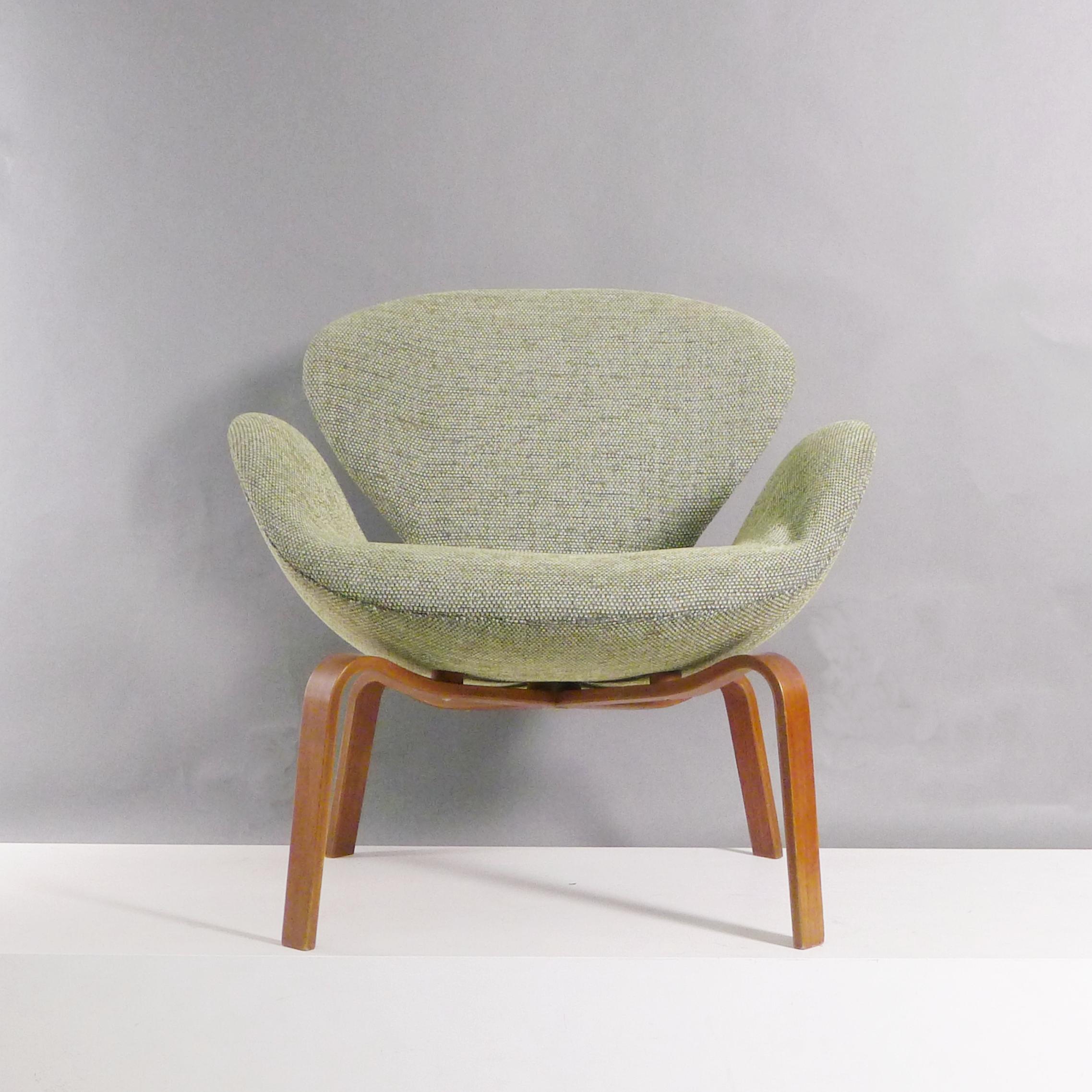 Seltener originaler Schwanenstuhl, entworfen von Arne Jacobsen und hergestellt von Fritz Hansen in Kopenhagen, Dänemark.  

In den 1960er Jahren wurde für einen begrenzten Zeitraum eine kleine Anzahl von Swan-Stühlen mit Holzbeinen anstelle von