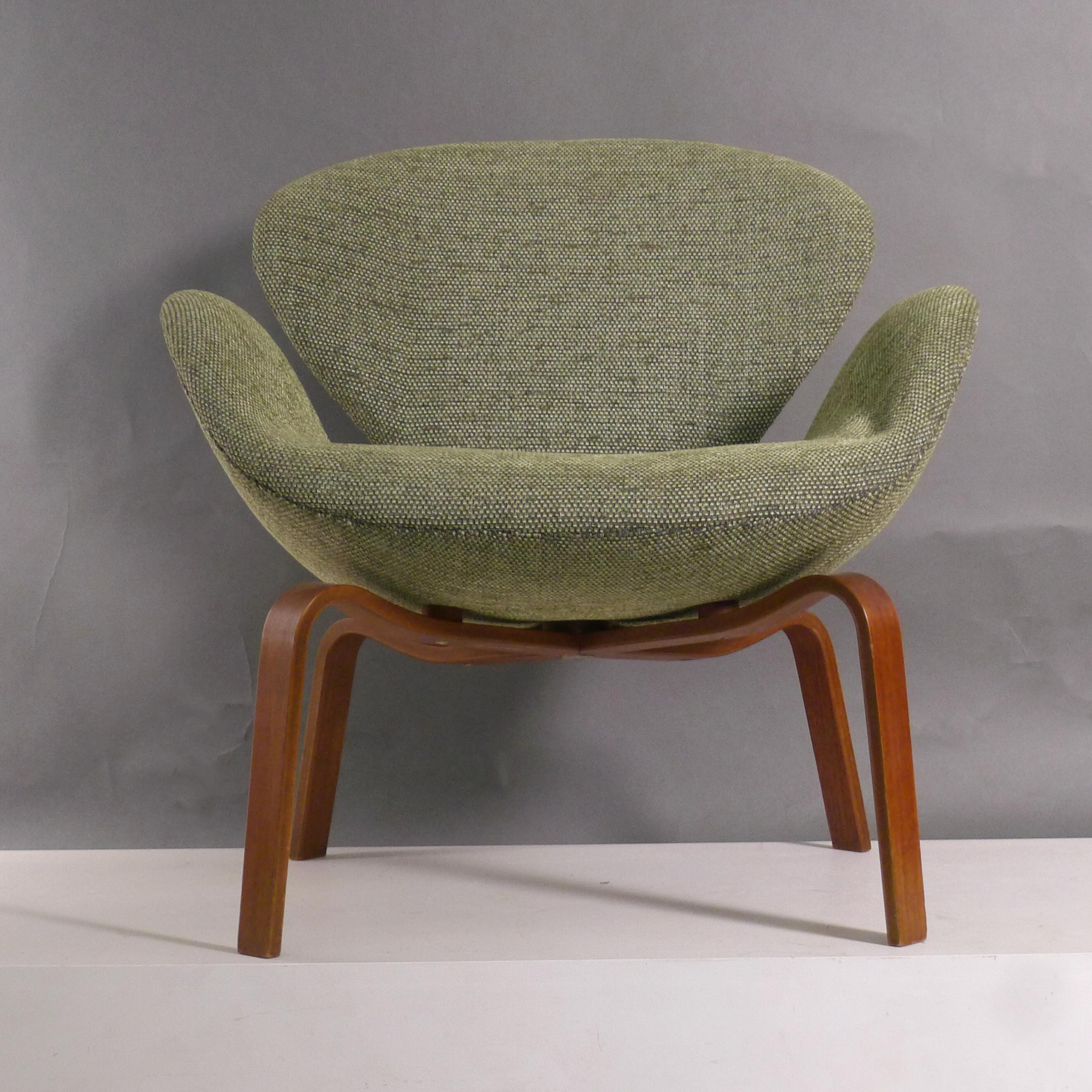 Arne Jacobsen, Swan Chair, seltene Version Holzbeine, 1960, von Fritz Hansen, FH4325 (Skandinavische Moderne) im Angebot