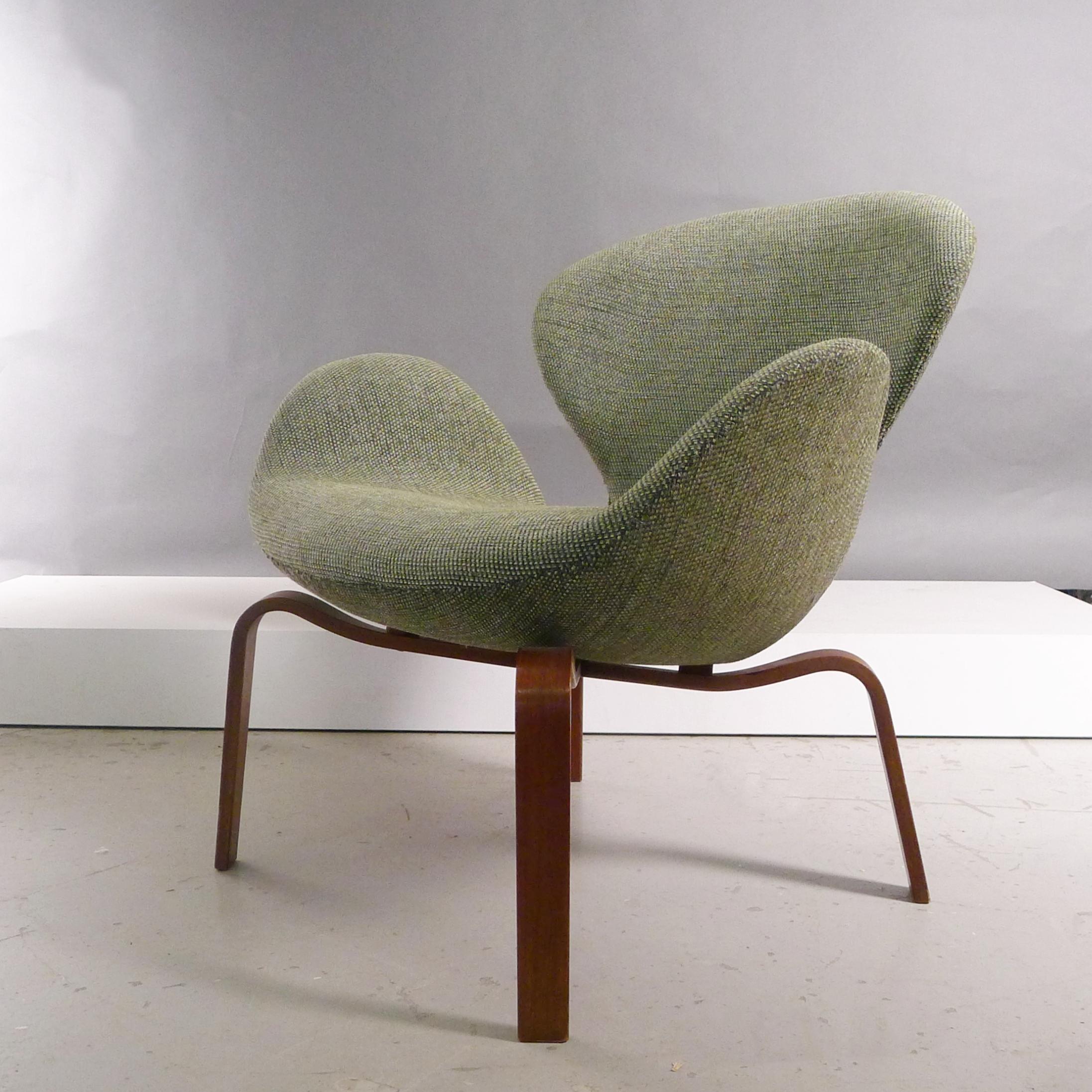 Arne Jacobsen, Swan Chair, seltene Version Holzbeine, 1960, von Fritz Hansen, FH4325 (Dänisch) im Angebot