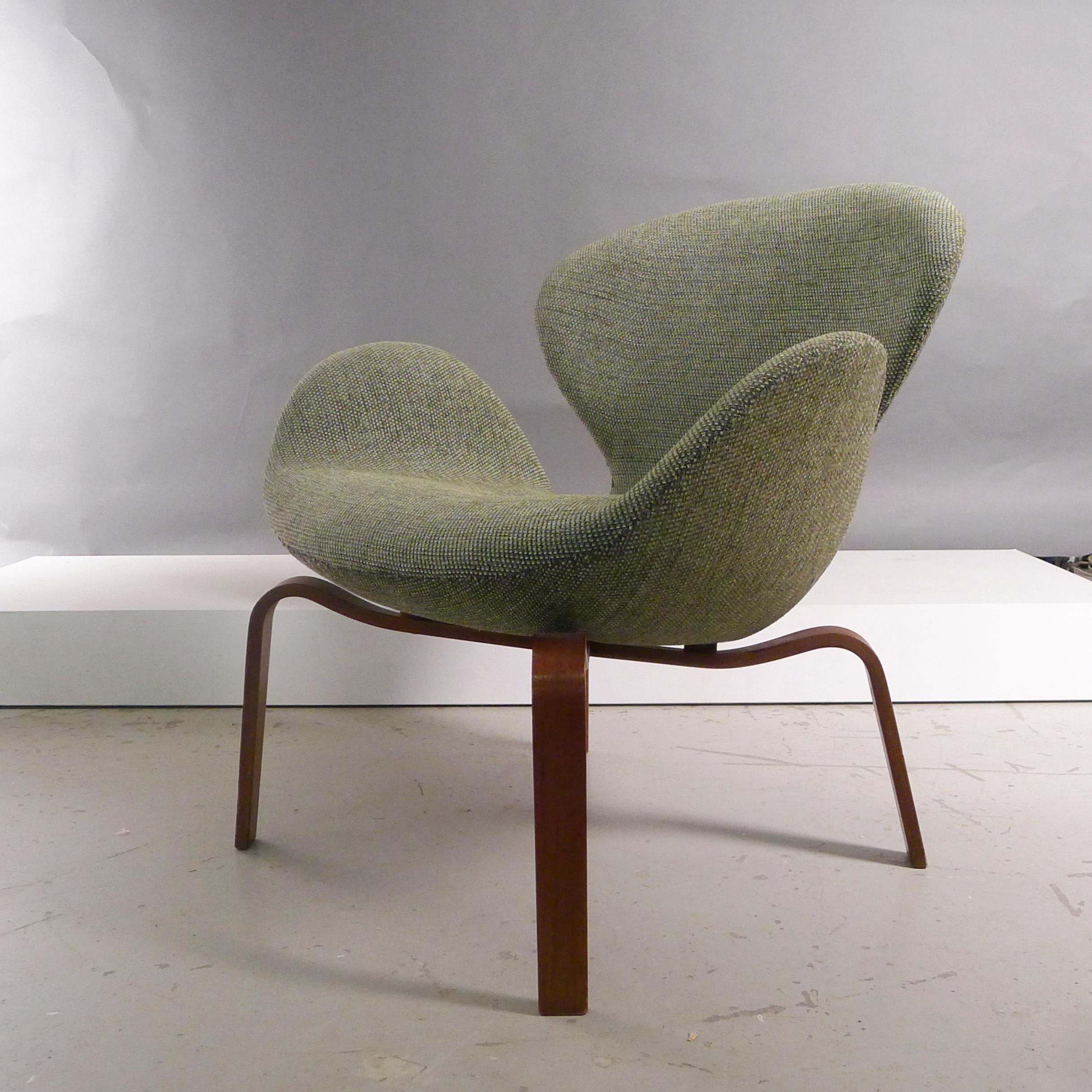 Arne Jacobsen, Swan Chair, seltene Version Holzbeine, 1960, von Fritz Hansen, FH4325 im Zustand „Gut“ im Angebot in Wargrave, Berkshire