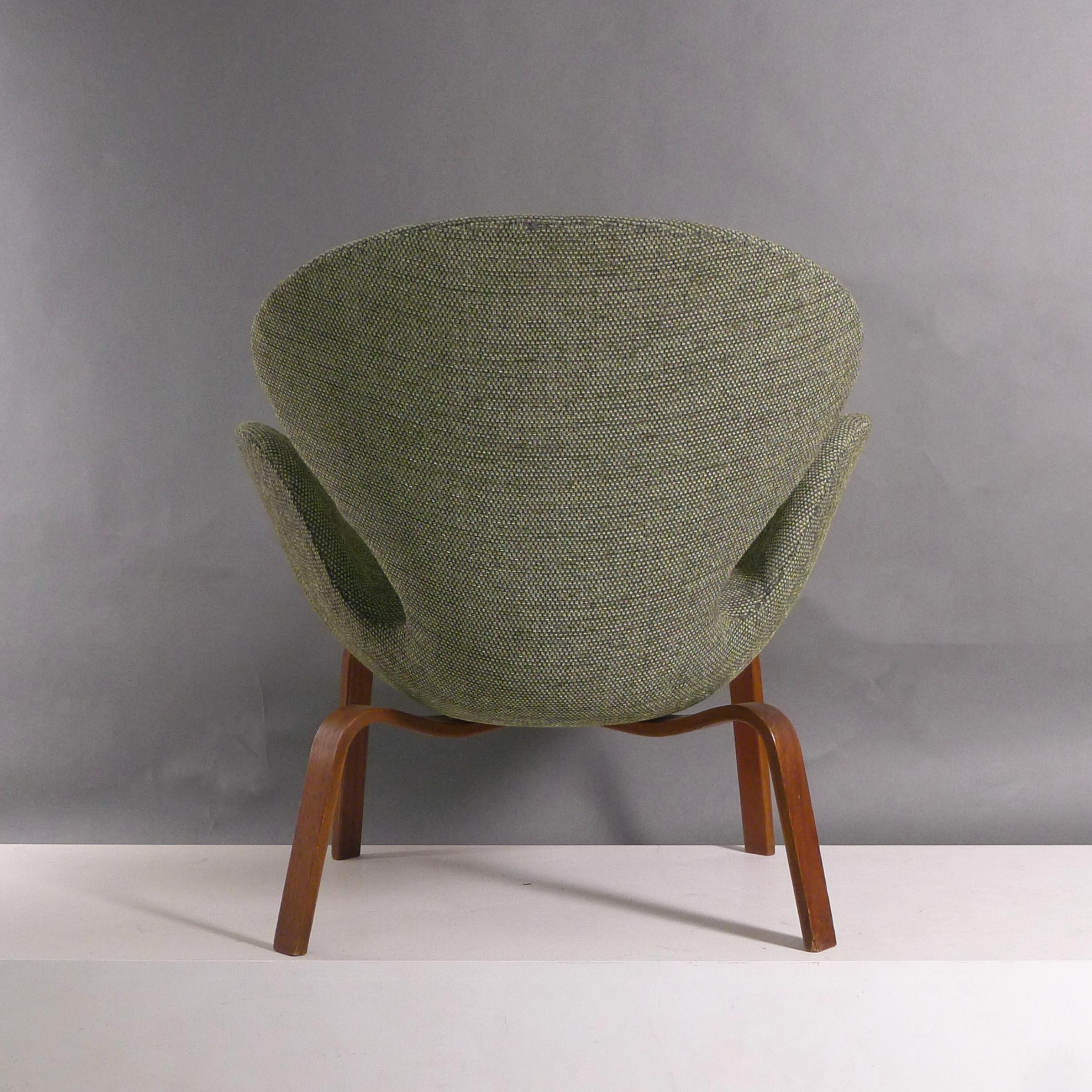 Arne Jacobsen, Swan Chair, seltene Version Holzbeine, 1960, von Fritz Hansen, FH4325 (Mitte des 20. Jahrhunderts) im Angebot