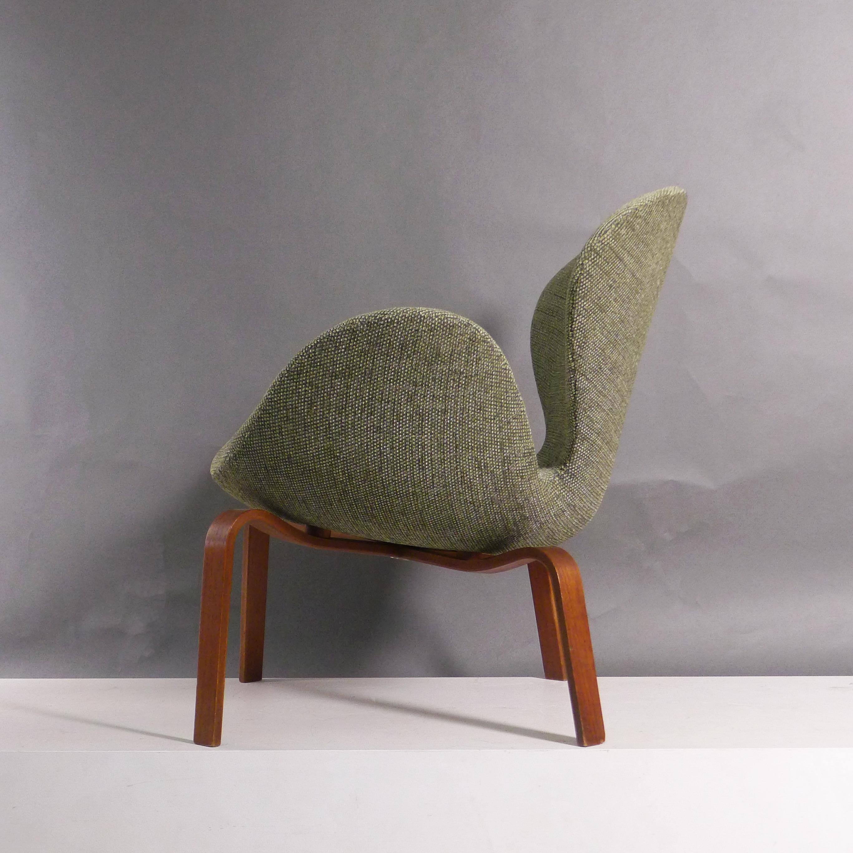 Arne Jacobsen, Swan Chair, seltene Version Holzbeine, 1960, von Fritz Hansen, FH4325 im Angebot 1
