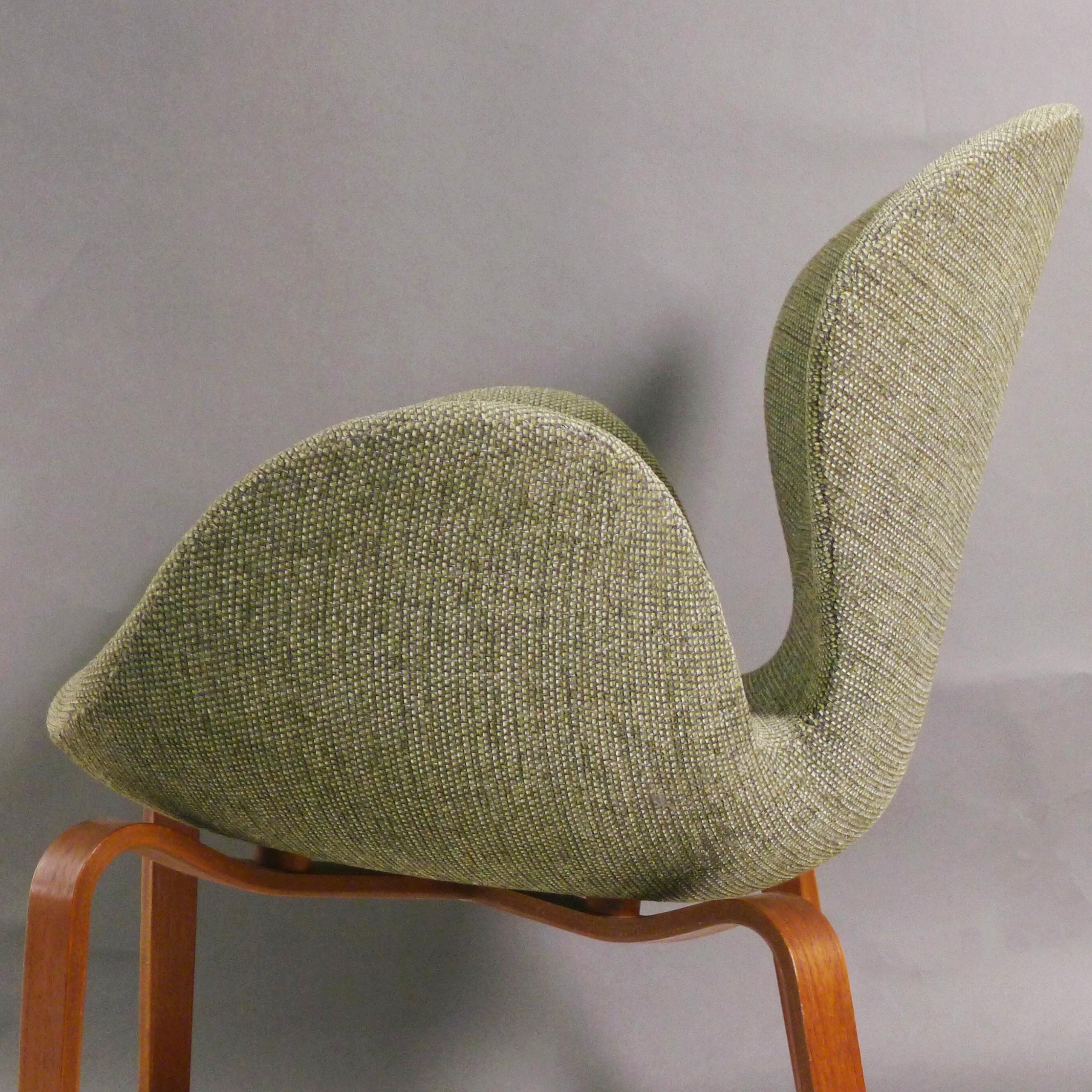 Arne Jacobsen, Swan Chair, seltene Version Holzbeine, 1960, von Fritz Hansen, FH4325 im Angebot 2