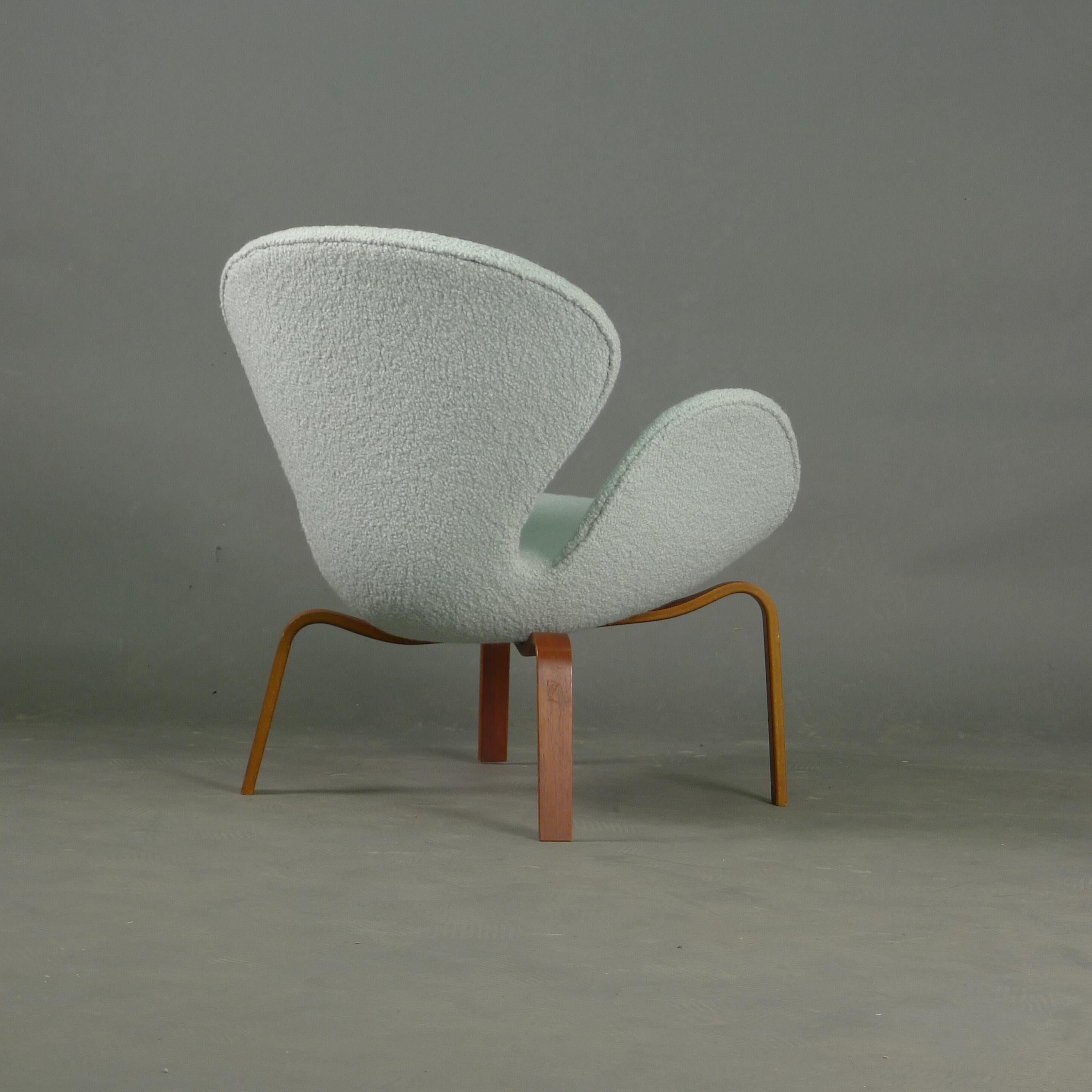 Arne Jacobsen, Swan Chair, rare version wood legs, 1965, by Fritz Hansen, FH4325 For Sale 3