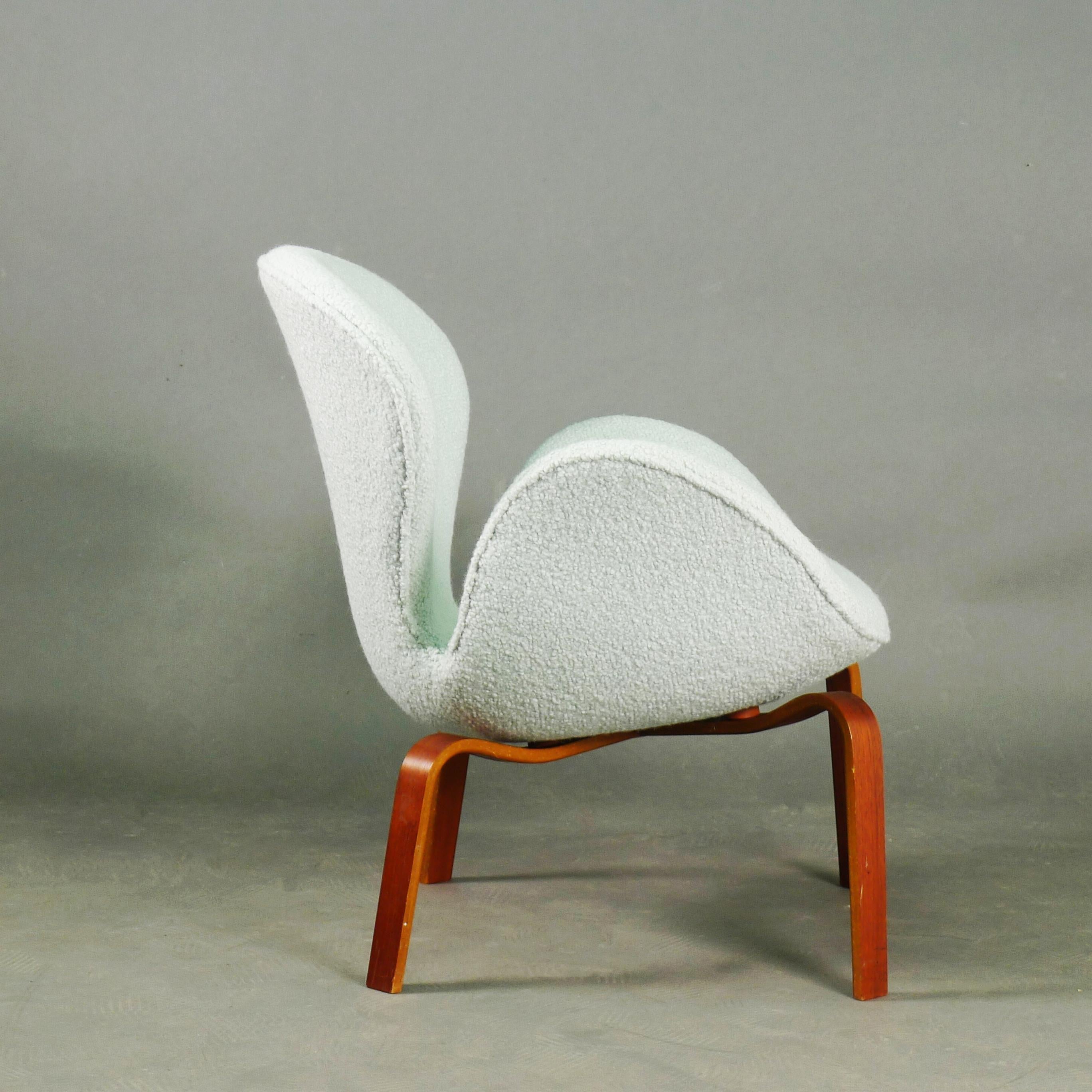 Seltener originaler Schwanenstuhl, entworfen von Arne Jacobsen und hergestellt von Fritz Hansen in Kopenhagen, Dänemark.  

In den 1960er Jahren wurde für einen begrenzten Zeitraum eine kleine Anzahl von Swan-Stühlen mit Holzbeinen anstelle von