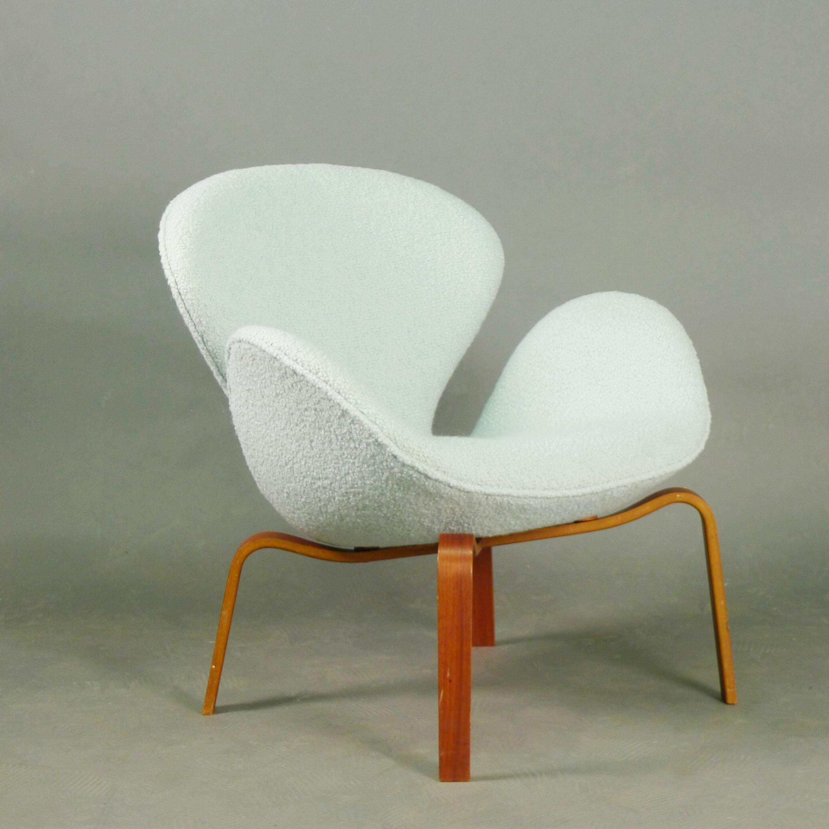 Scandinavian Modern Arne Jacobsen, Swan Chair, rare version wood legs, 1965, by Fritz Hansen, FH4325 For Sale