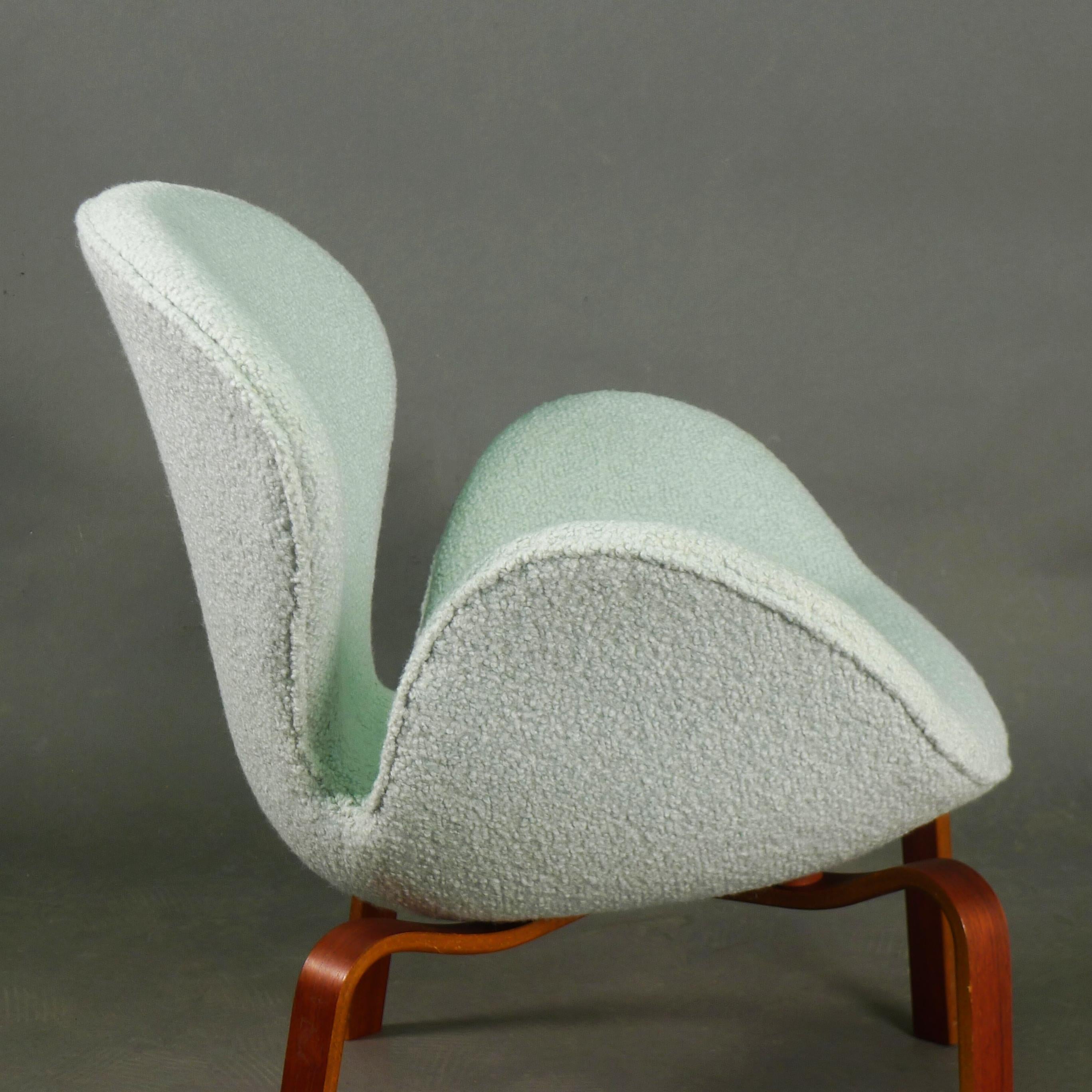 Danish Arne Jacobsen, Swan Chair, rare version wood legs, 1965, by Fritz Hansen, FH4325 For Sale