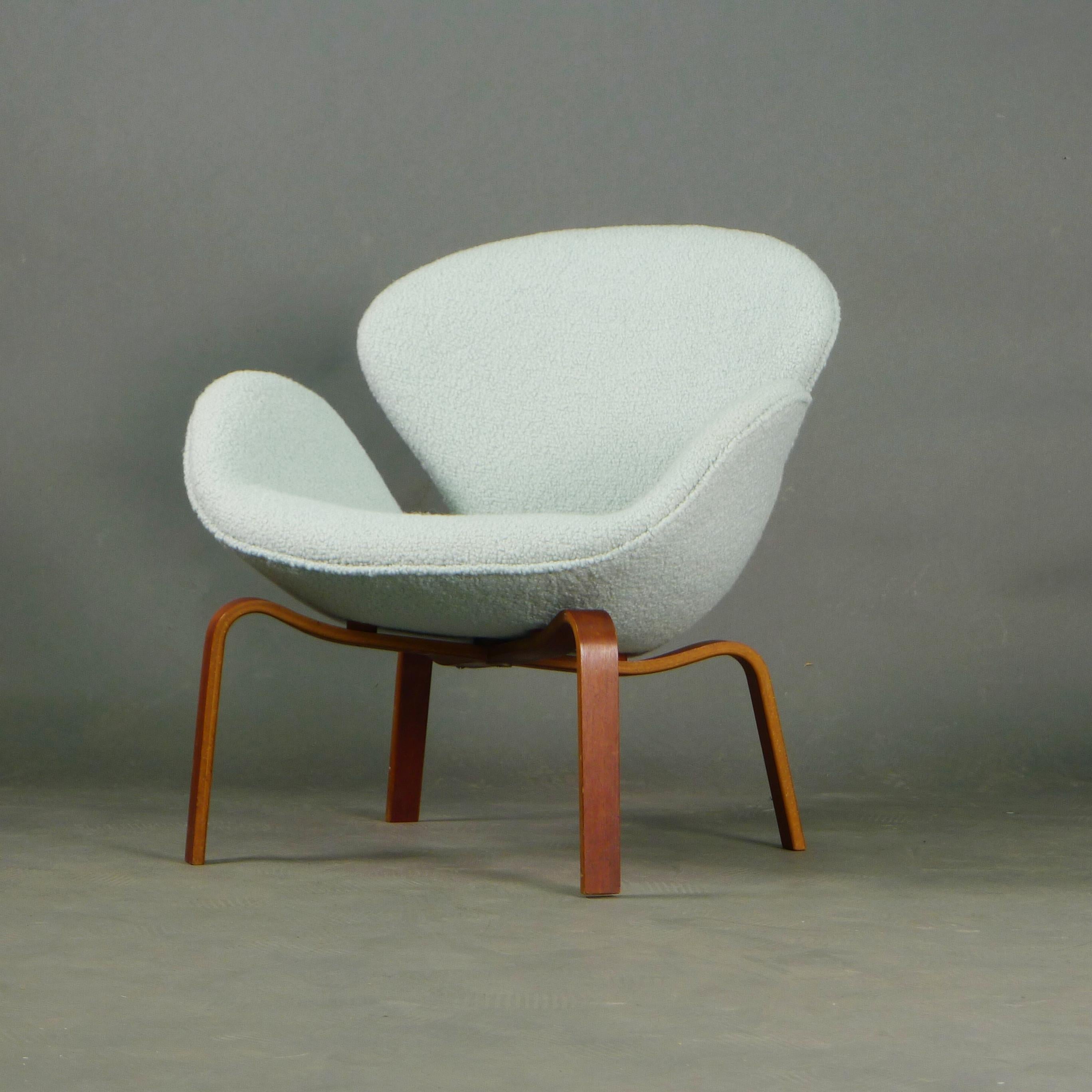 Arne Jacobsen, Swan Chair, seltene Version Holzbeine, 1965, von Fritz Hansen, FH4325 (Schmiedeeisen) im Angebot