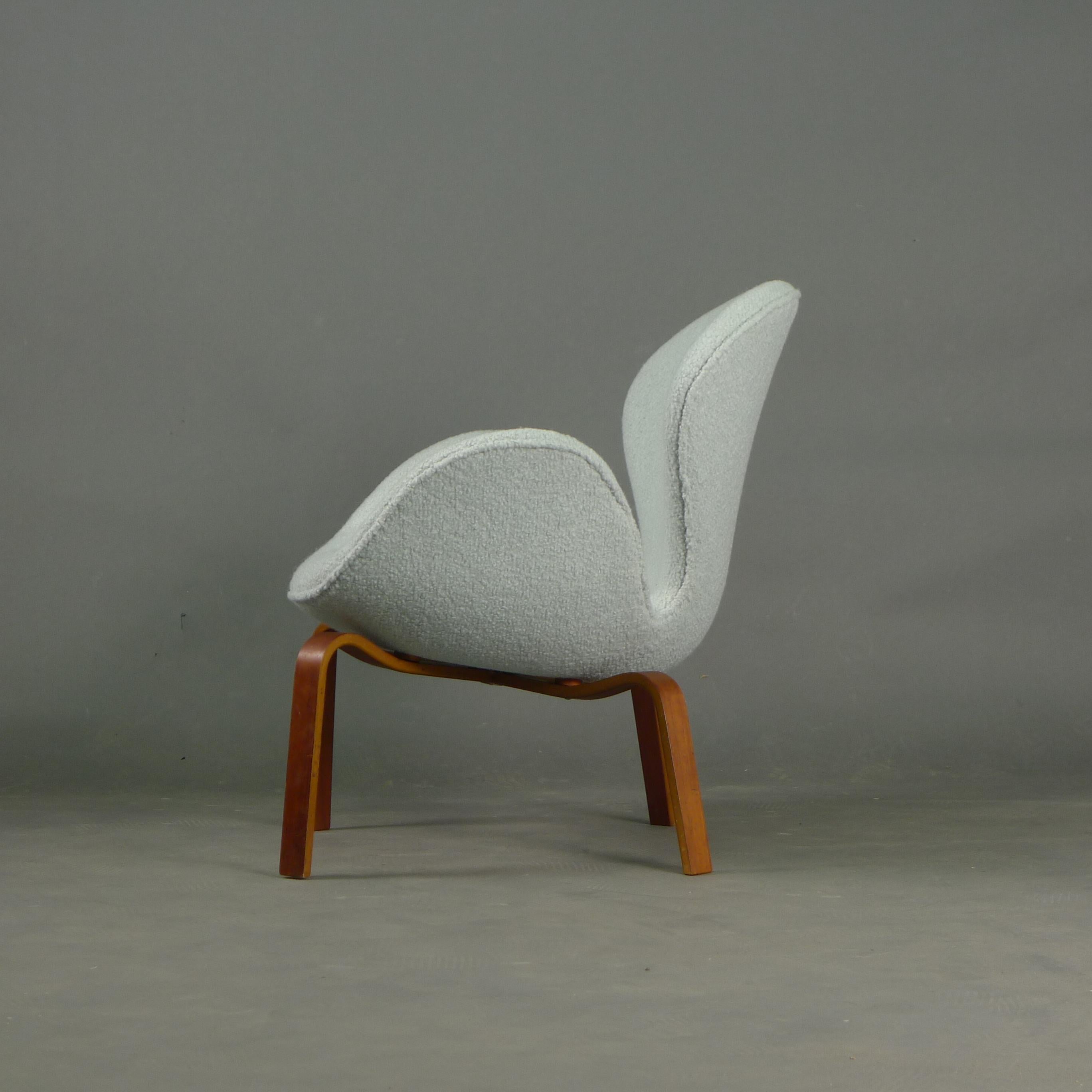 Arne Jacobsen, Swan Chair, rare version wood legs, 1965, by Fritz Hansen, FH4325 For Sale 1