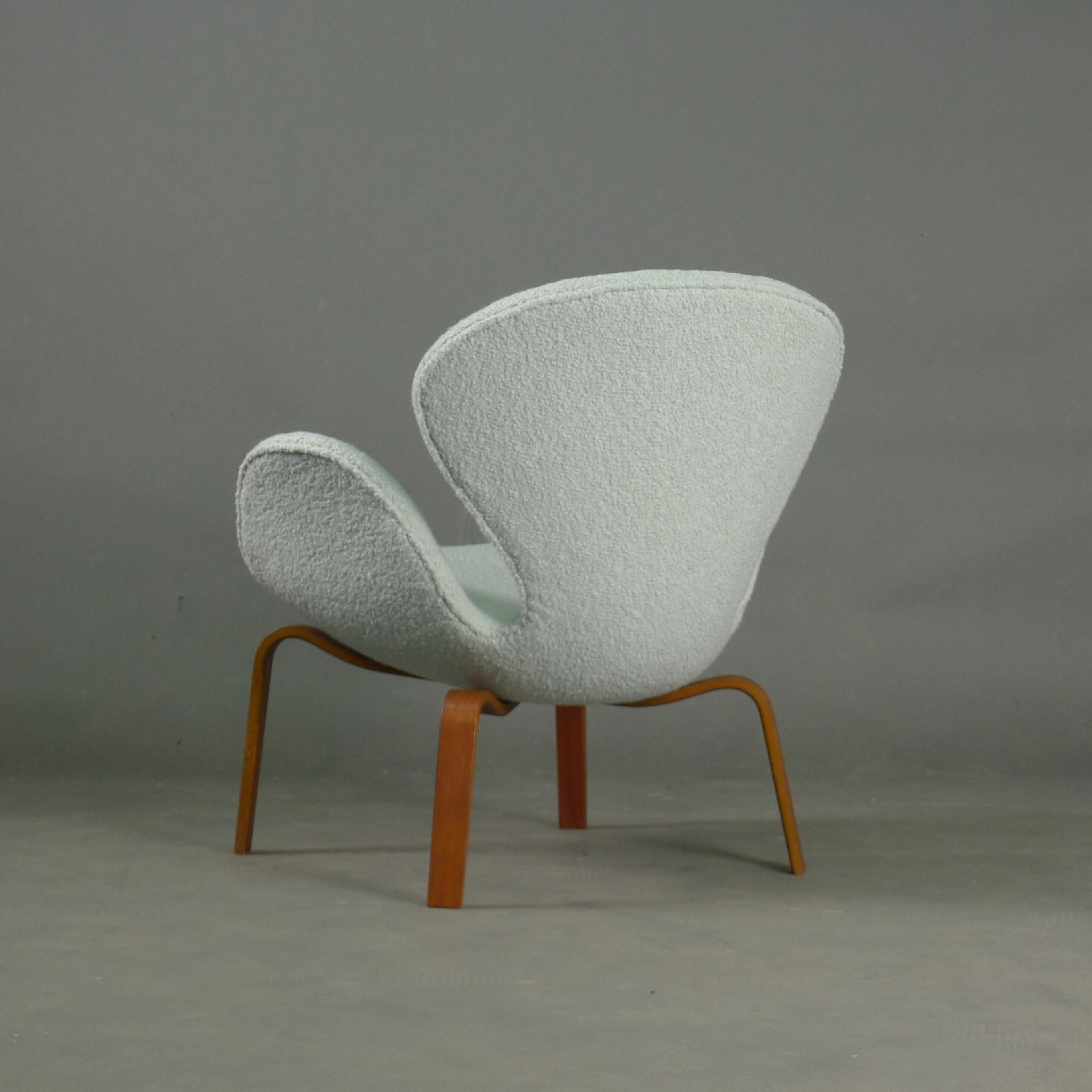 Arne Jacobsen, Swan Chair, rare version wood legs, 1965, by Fritz Hansen, FH4325 For Sale 2