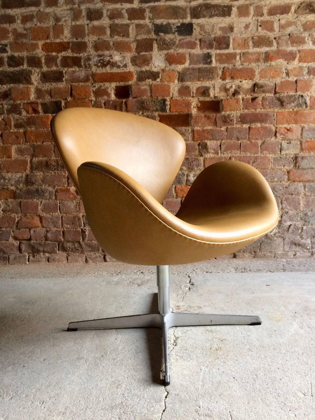 Arne Jacobsen Swan Chair Tan Leather for Fritz Hansen, 2007, Danish 4