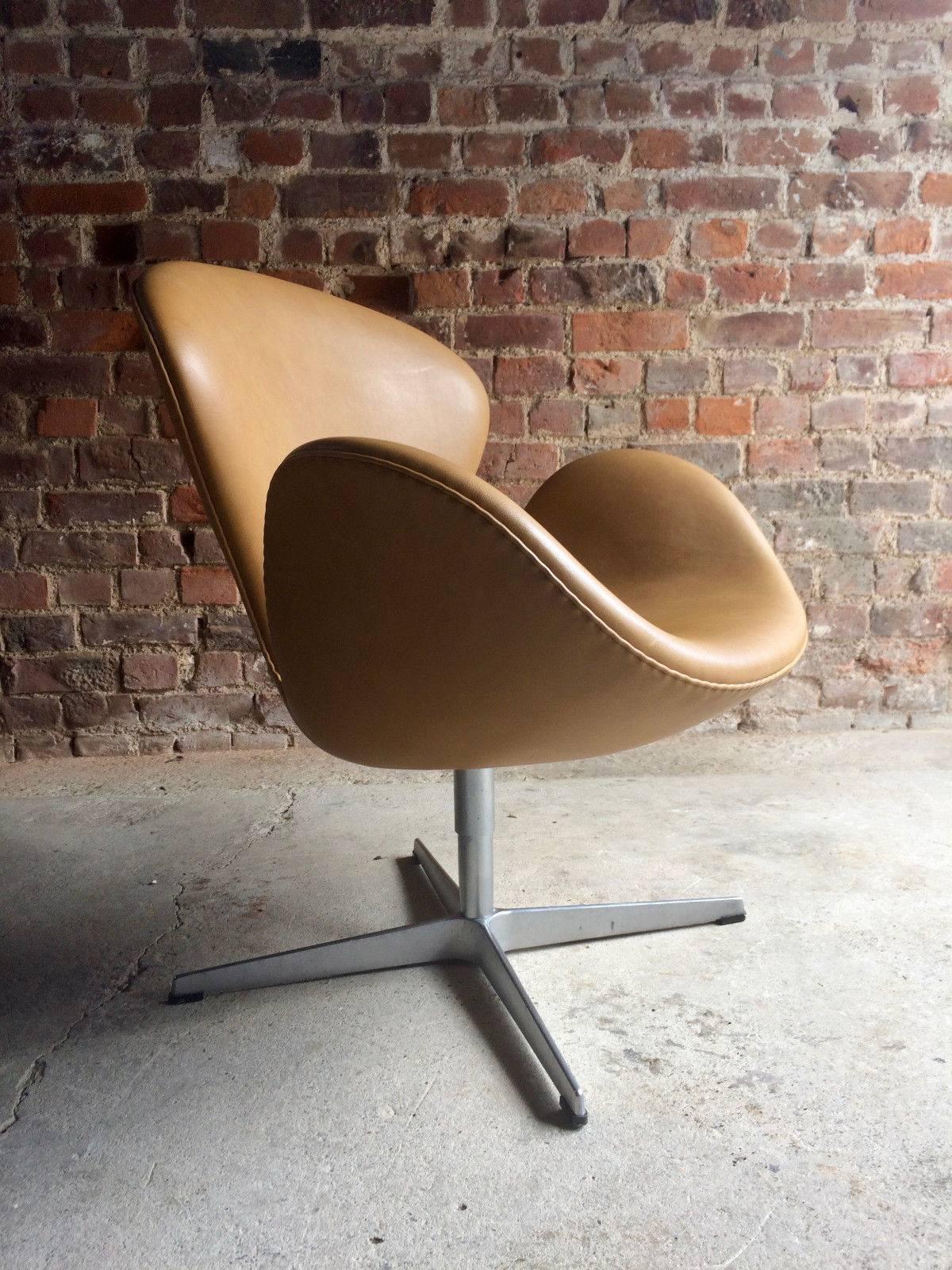 Mid-Century Modern Arne Jacobsen Swan Chair Tan Leather for Fritz Hansen, 2007, Danish