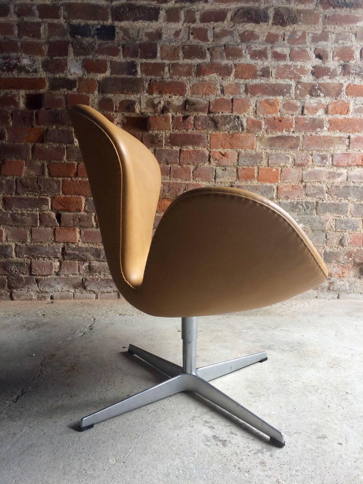 Arne Jacobsen Swan Chair Tan Leather for Fritz Hansen, 2007, Danish In Excellent Condition In Longdon, Tewkesbury