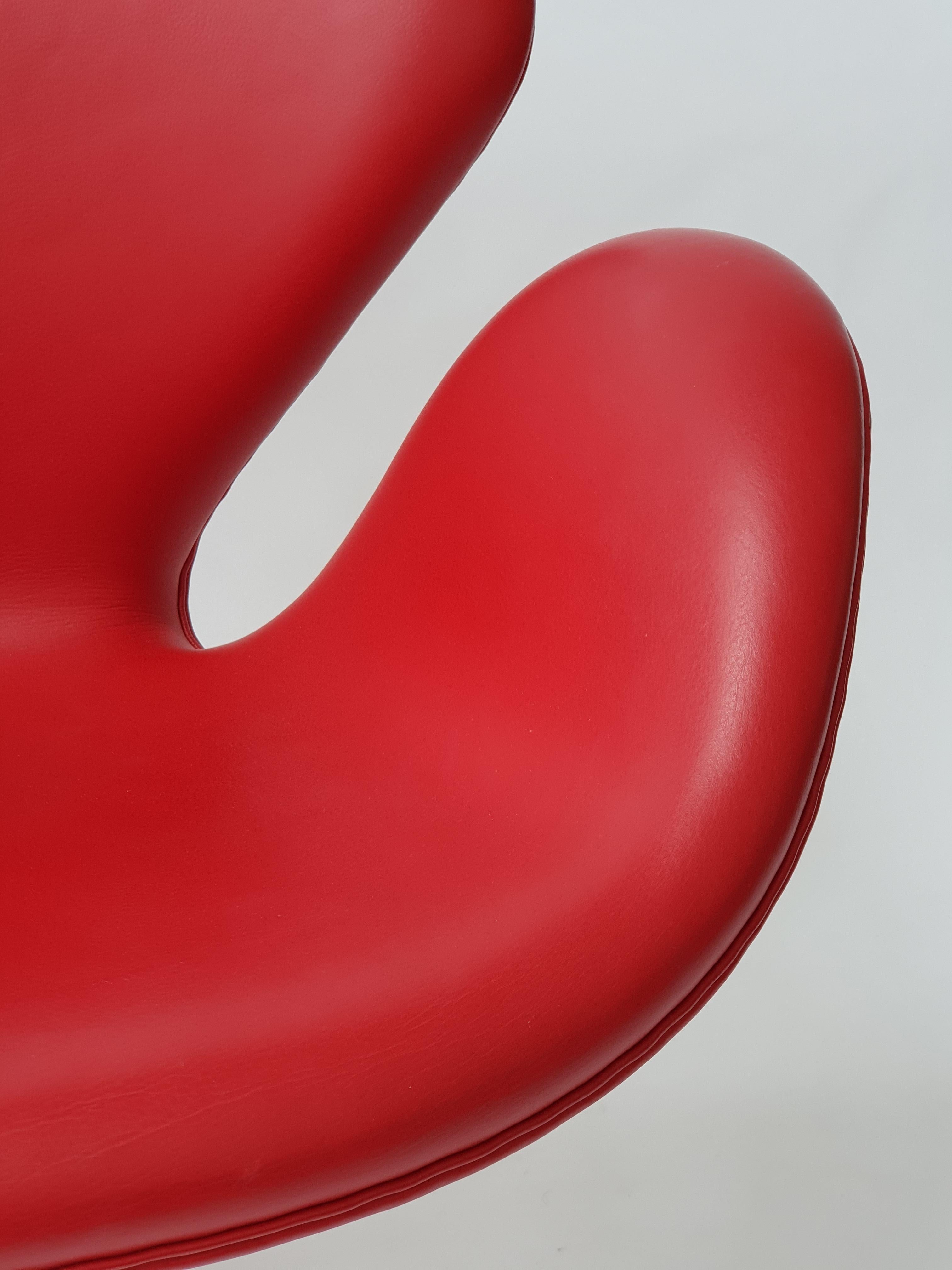 Chaise de cygne en cuir rouge d'Arne Jacobsen pour Fritz Hansen en vente 4