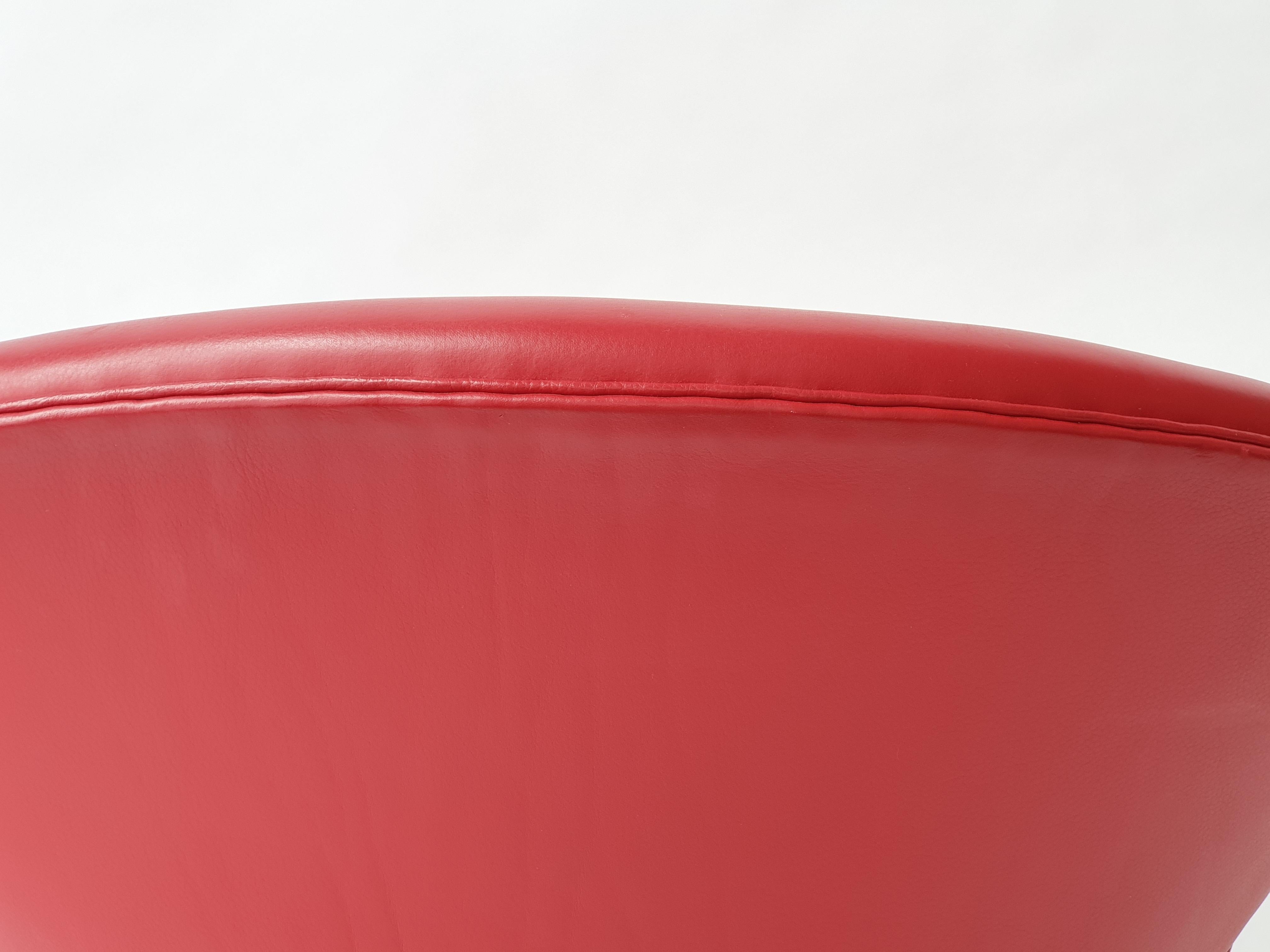 Chaise de cygne en cuir rouge d'Arne Jacobsen pour Fritz Hansen en vente 5