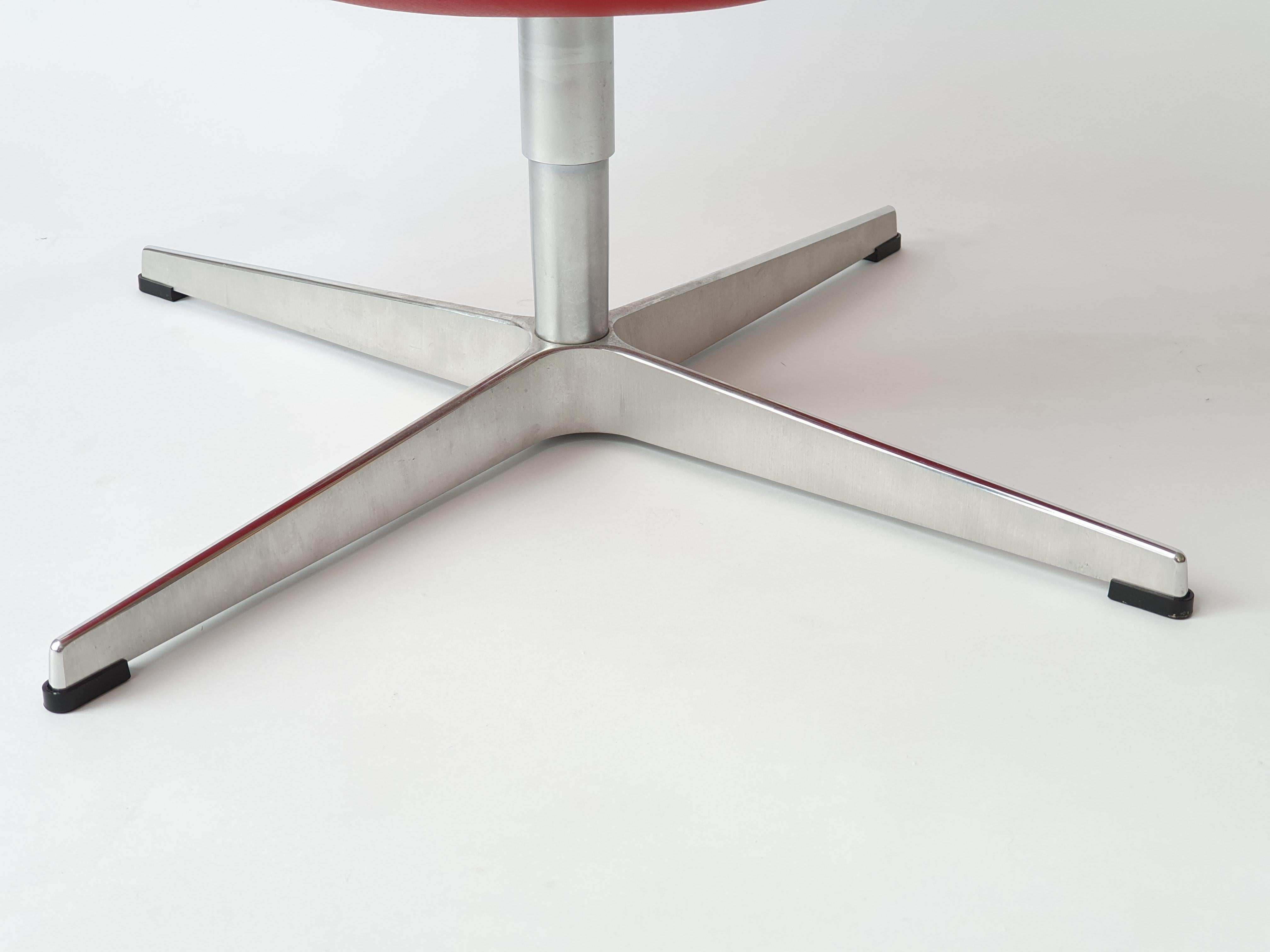 Chaise de cygne en cuir rouge d'Arne Jacobsen pour Fritz Hansen en vente 6