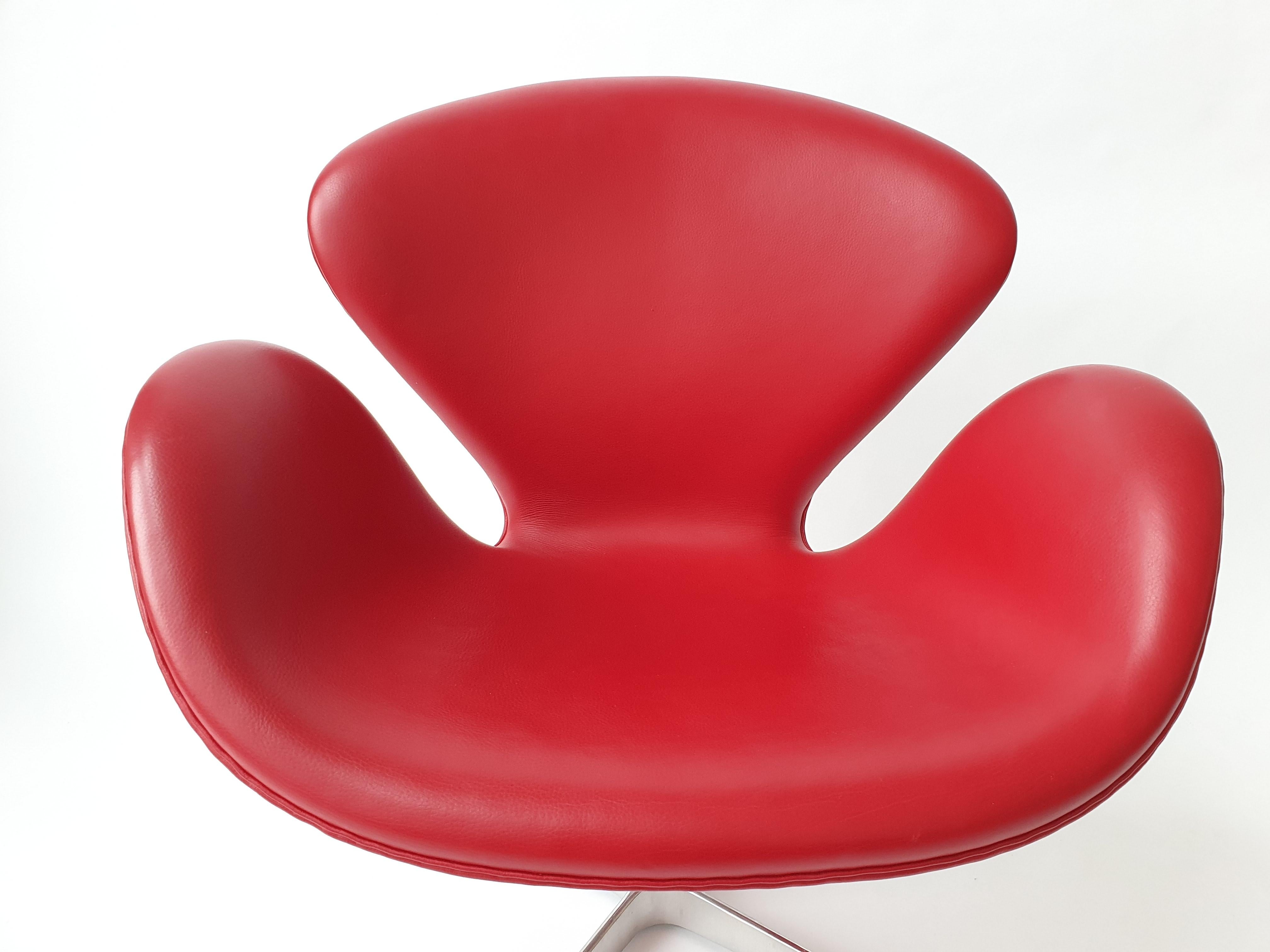 Chaise Swan, fabriquée par Fritz Hansen et conçue par Arne Jacobsen. Design/One. Le fauteuil est recouvert d'un superbe cuir rouge. La chaise date de 2013 et est en excellent état.