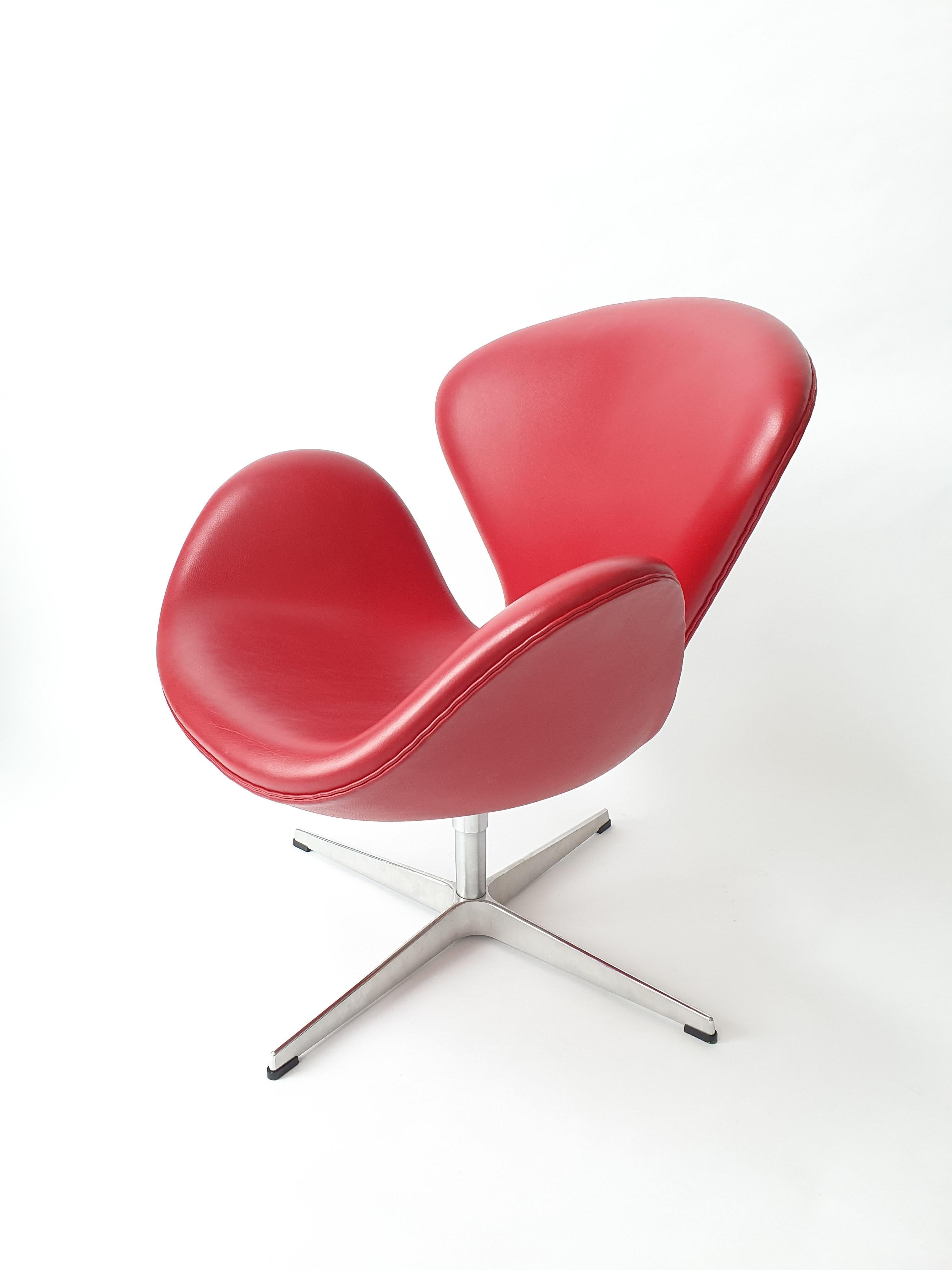 Scandinave moderne Chaise de cygne en cuir rouge d'Arne Jacobsen pour Fritz Hansen en vente