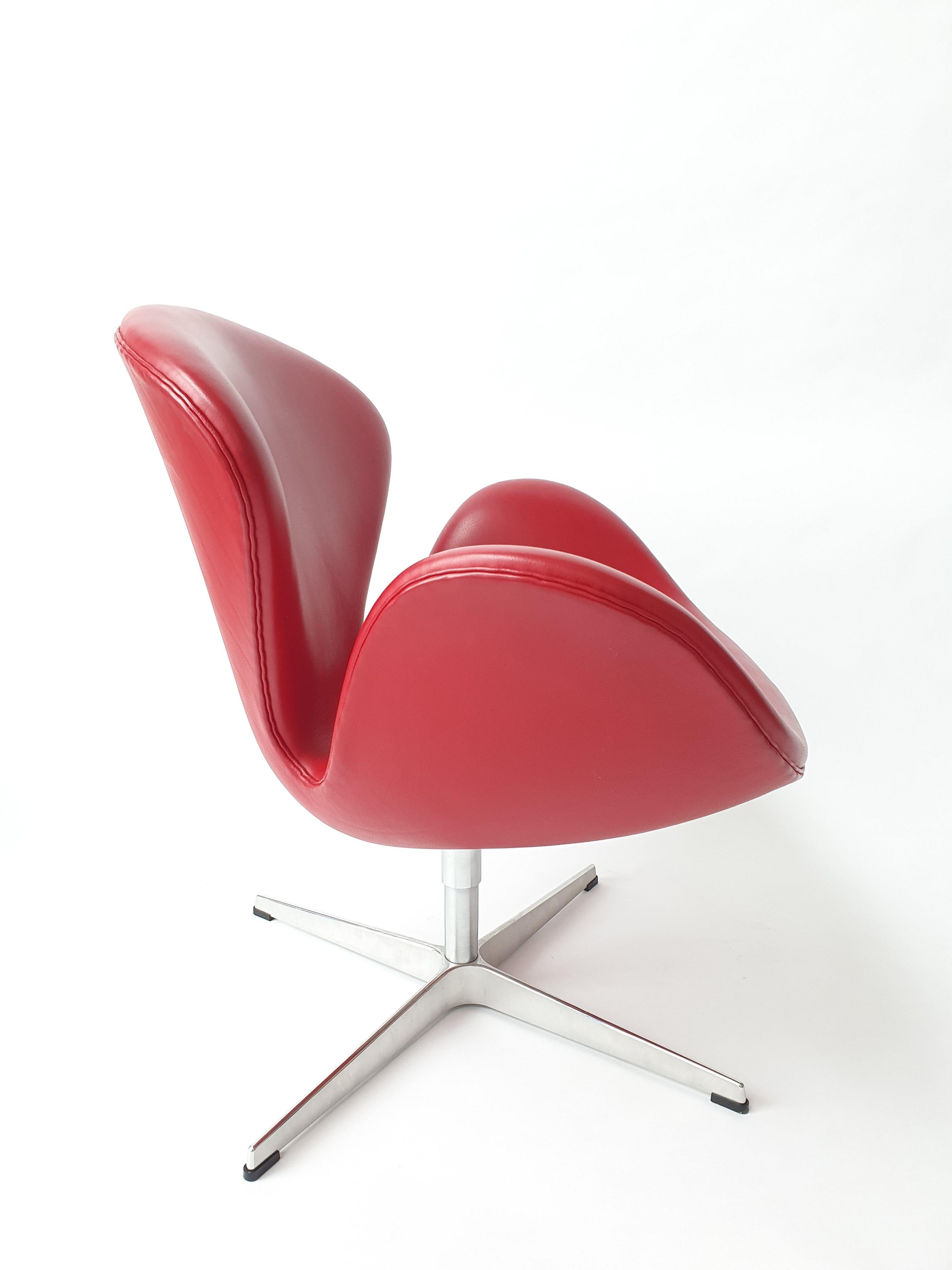 Chaise de cygne en cuir rouge d'Arne Jacobsen pour Fritz Hansen Excellent état - En vente à Espoo, FI