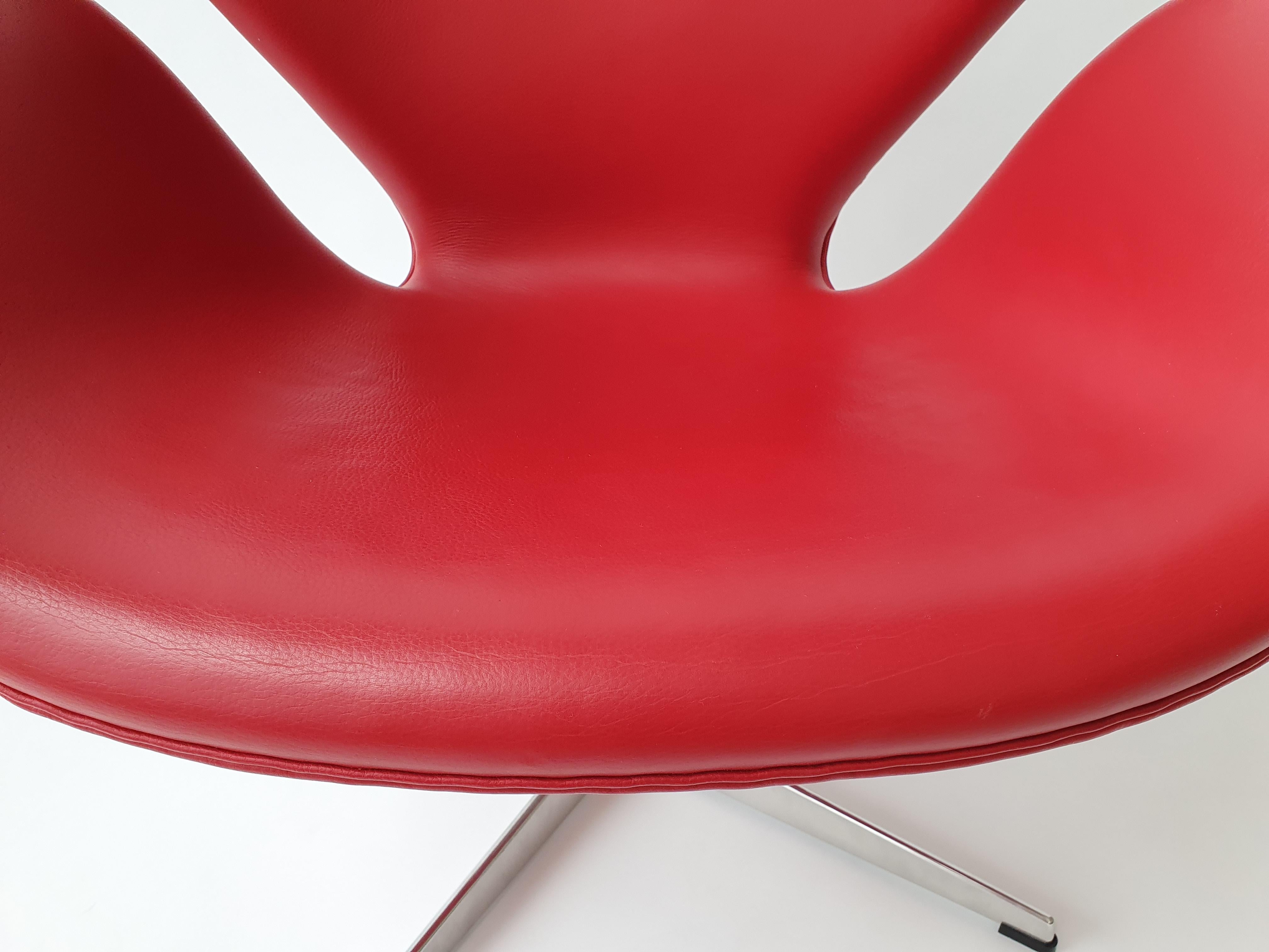 XXIe siècle et contemporain Chaise de cygne en cuir rouge d'Arne Jacobsen pour Fritz Hansen en vente