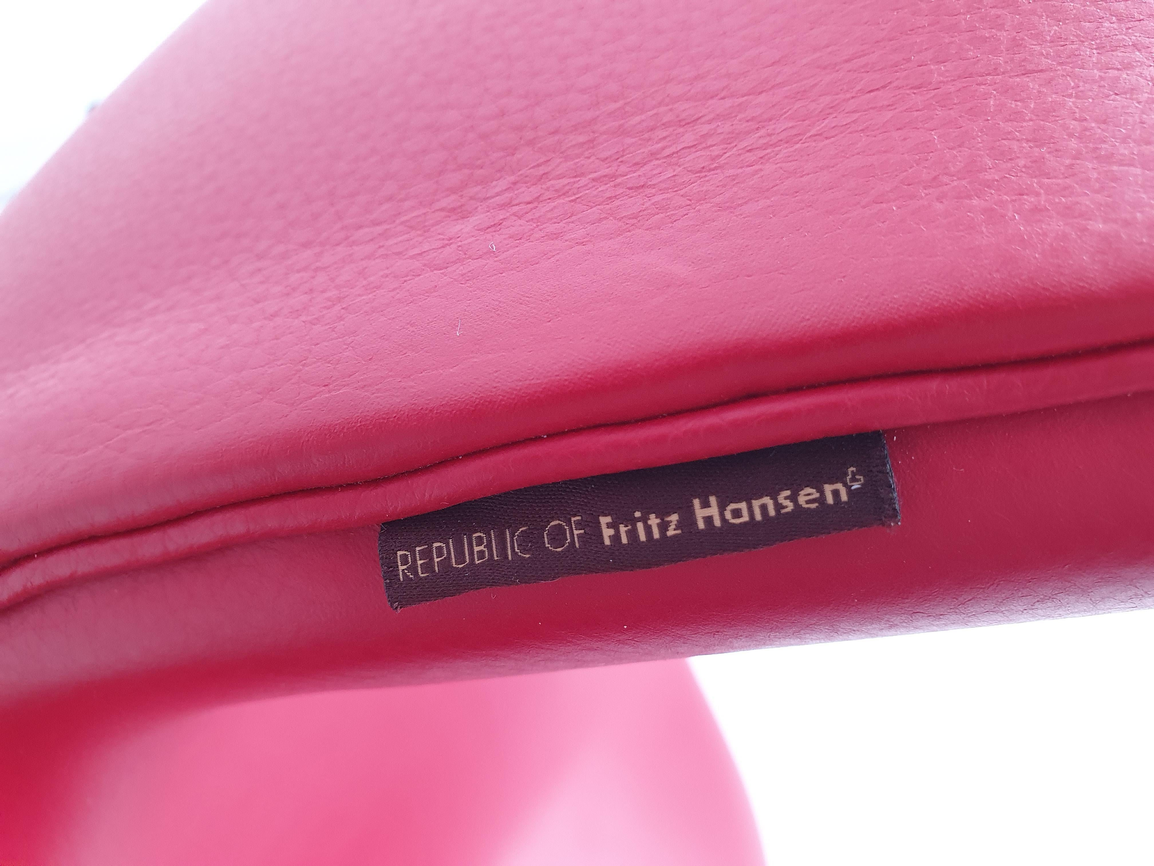Chaise de cygne en cuir rouge d'Arne Jacobsen pour Fritz Hansen en vente 1