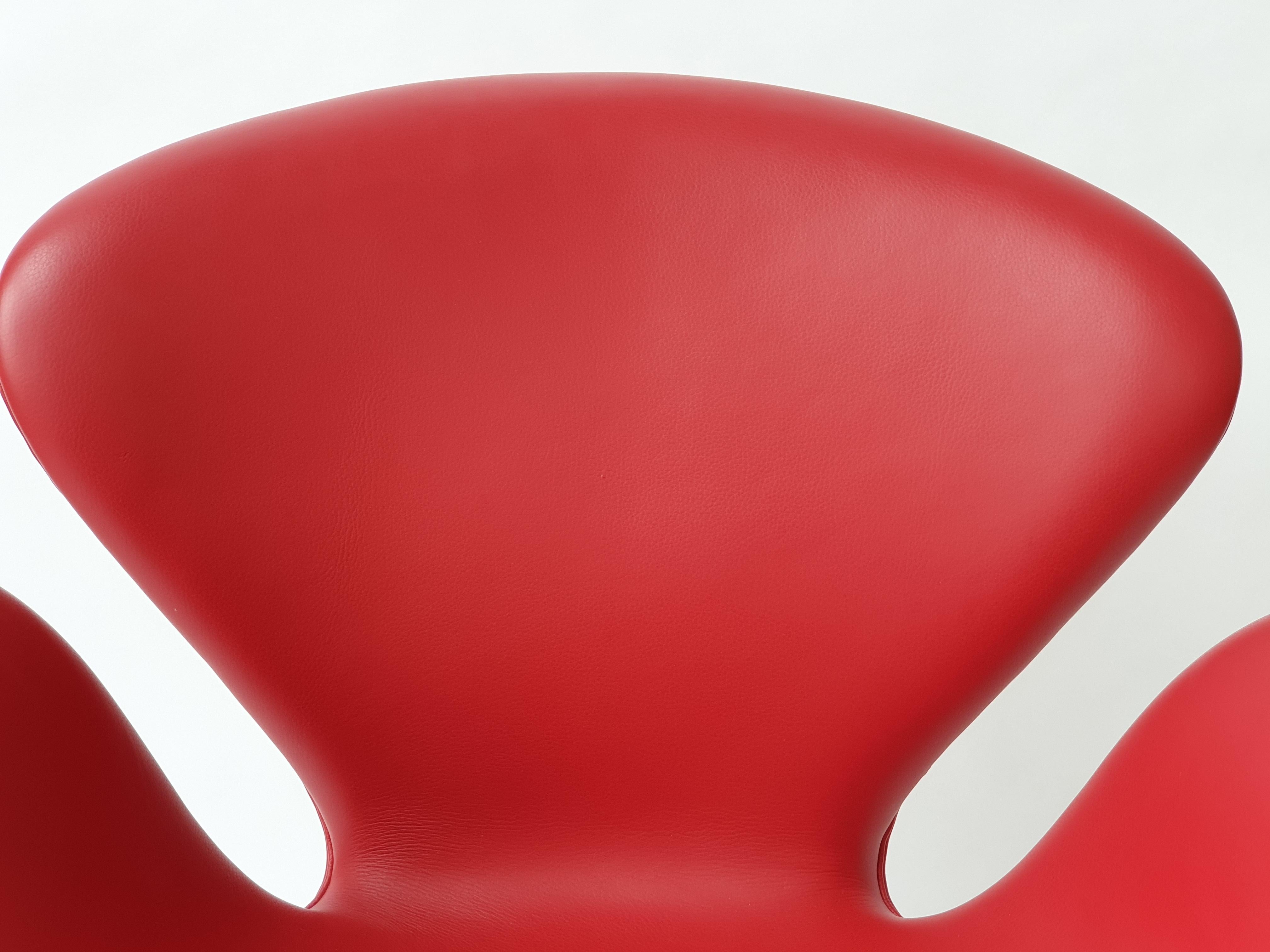 Chaise de cygne en cuir rouge d'Arne Jacobsen pour Fritz Hansen en vente 2