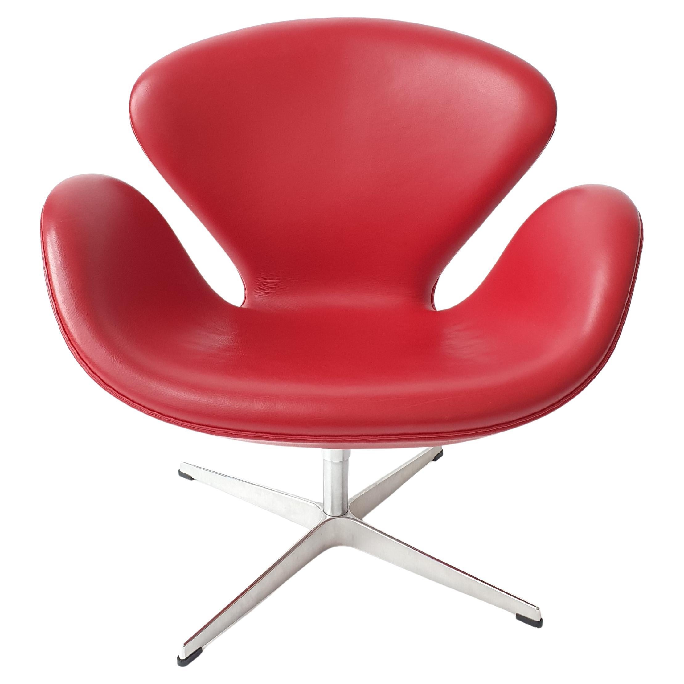 Chaise de cygne en cuir rouge d'Arne Jacobsen pour Fritz Hansen en vente