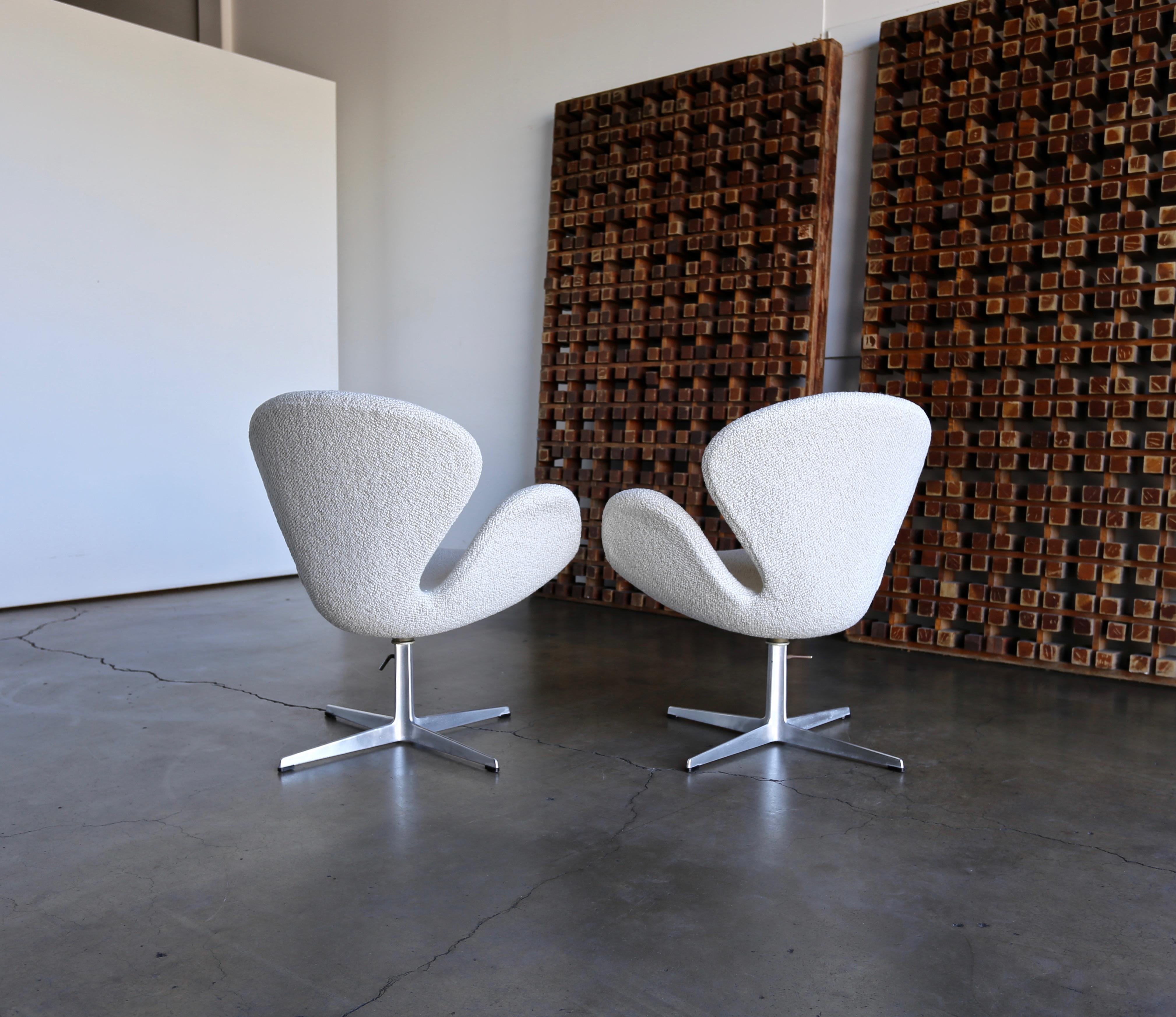 Arne Jacobsen Swan Chairs for Fritz Hansen, circa 1960 3