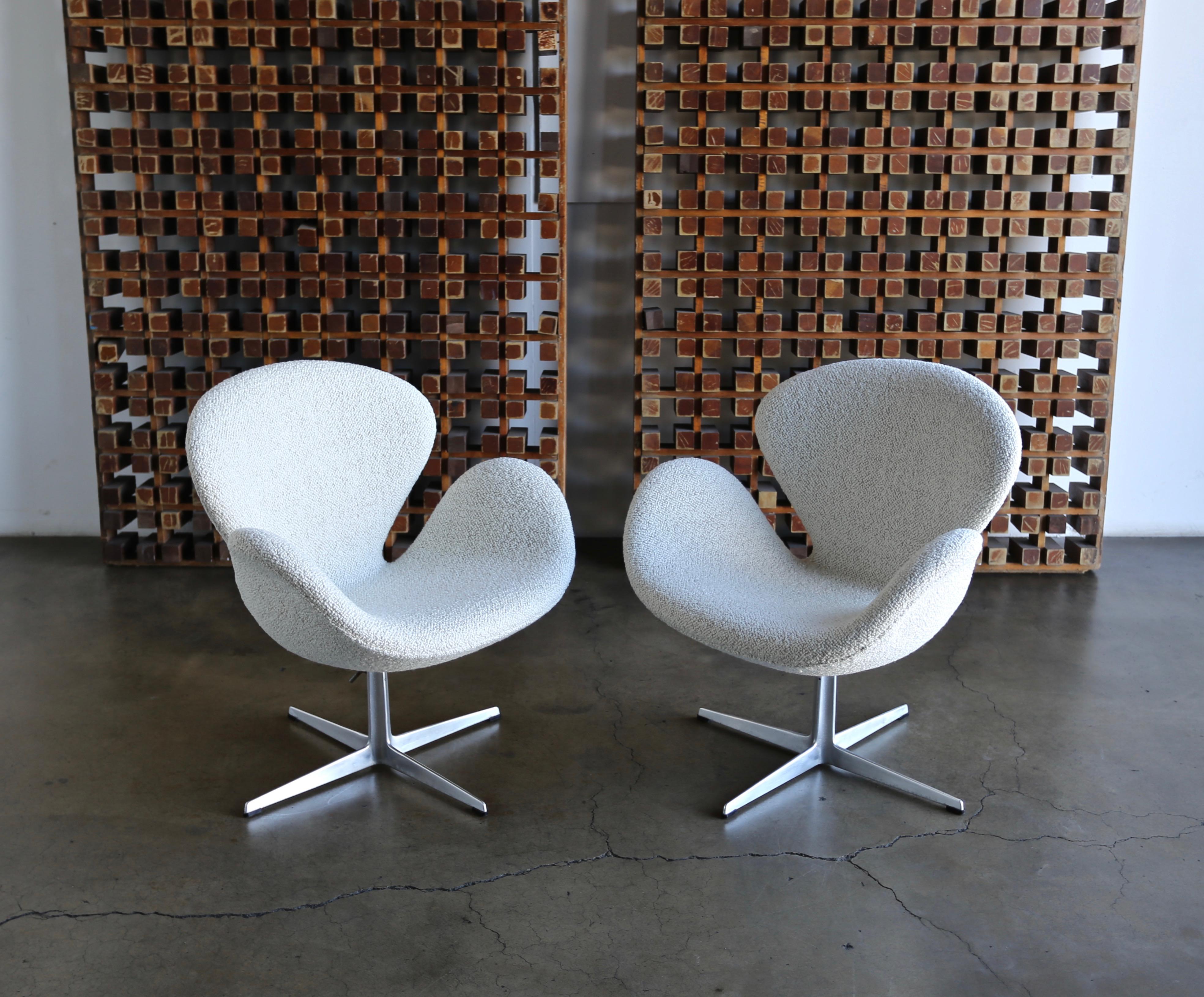Mid-Century Modern Arne Jacobsen Swan Chairs for Fritz Hansen, circa 1960