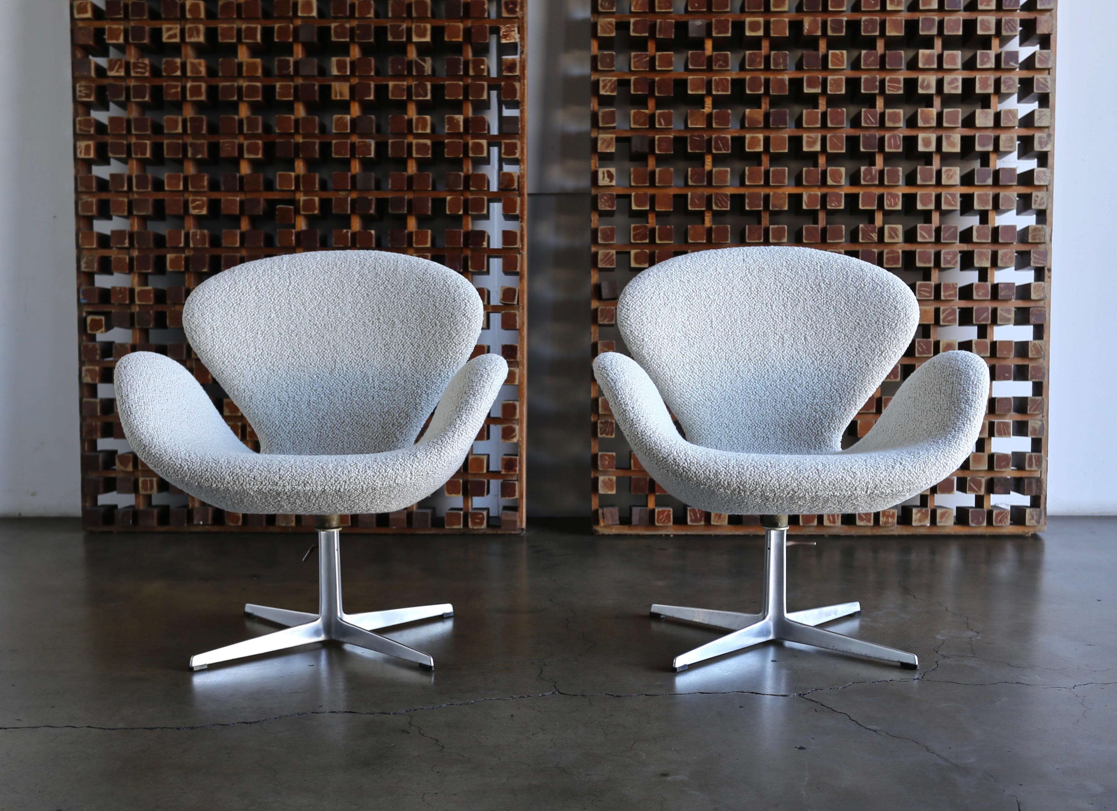 Arne Jacobsen Swan Chairs for Fritz Hansen, circa 1960 In Good Condition In Costa Mesa, CA