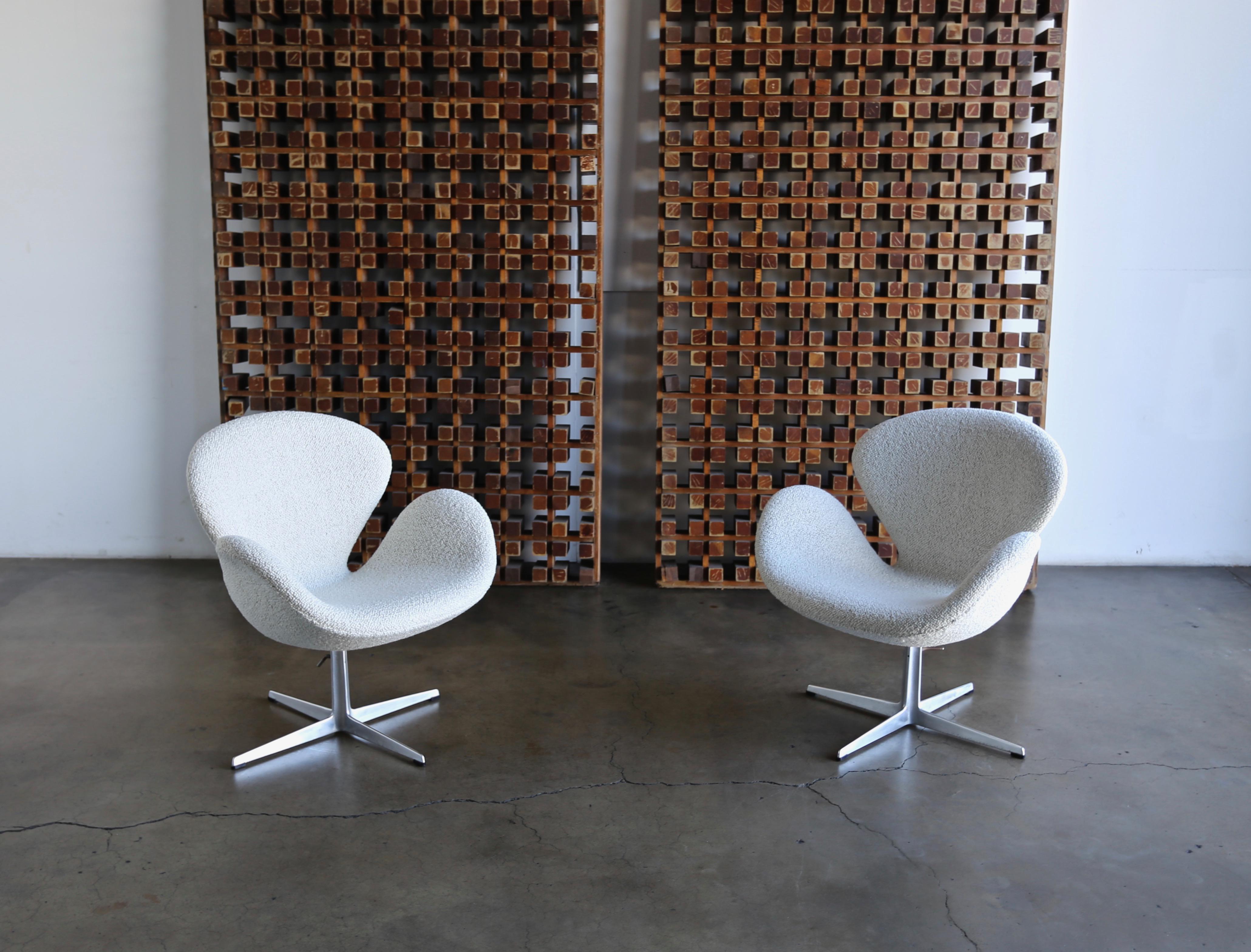 20th Century Arne Jacobsen Swan Chairs for Fritz Hansen, circa 1960