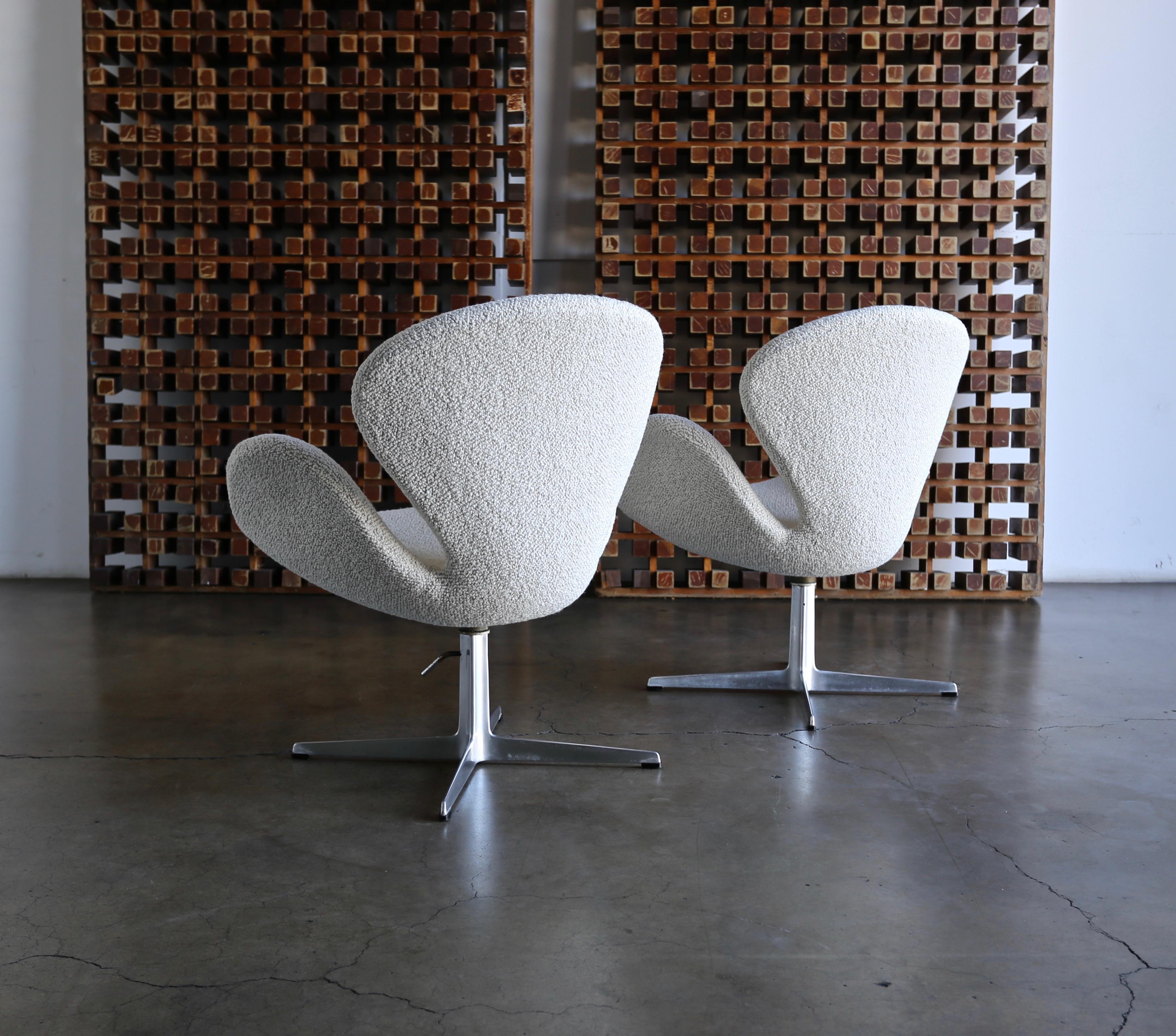 Arne Jacobsen Swan Chairs for Fritz Hansen, circa 1960 2