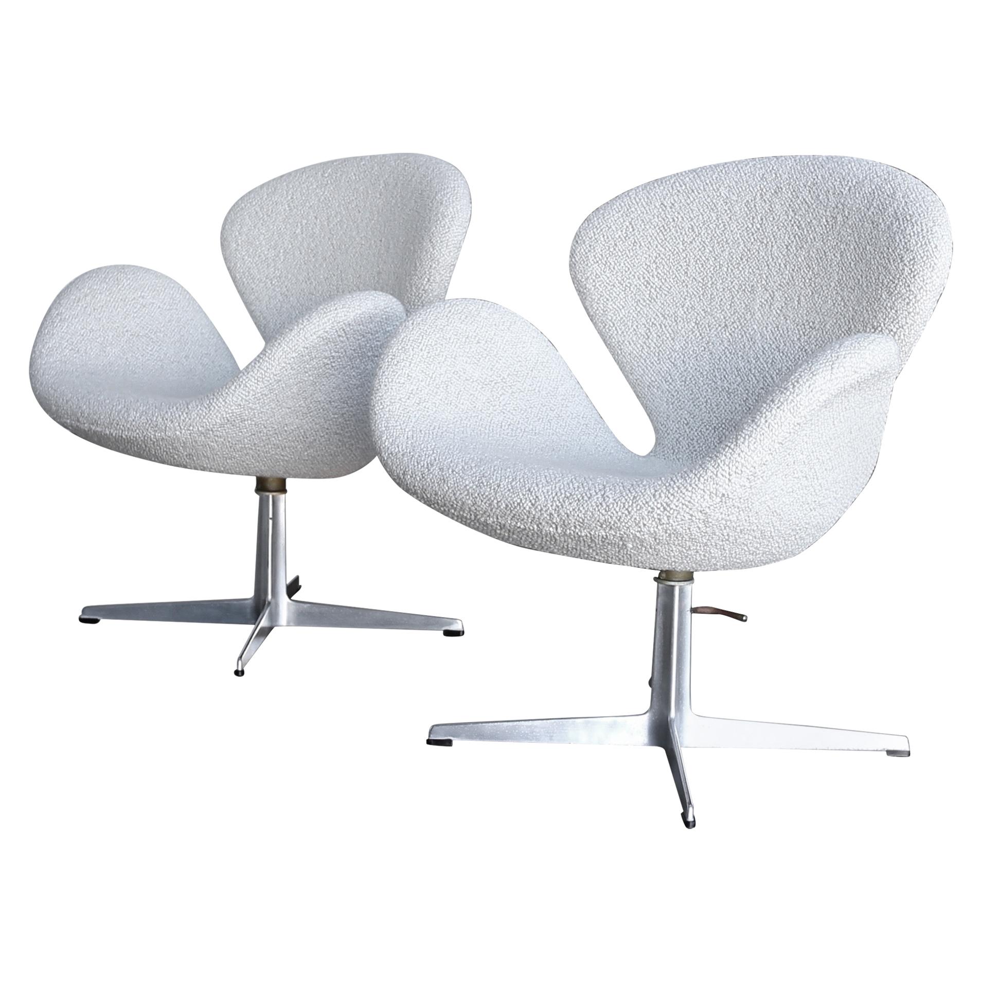 Arne Jacobsen Swan Chairs for Fritz Hansen, circa 1960