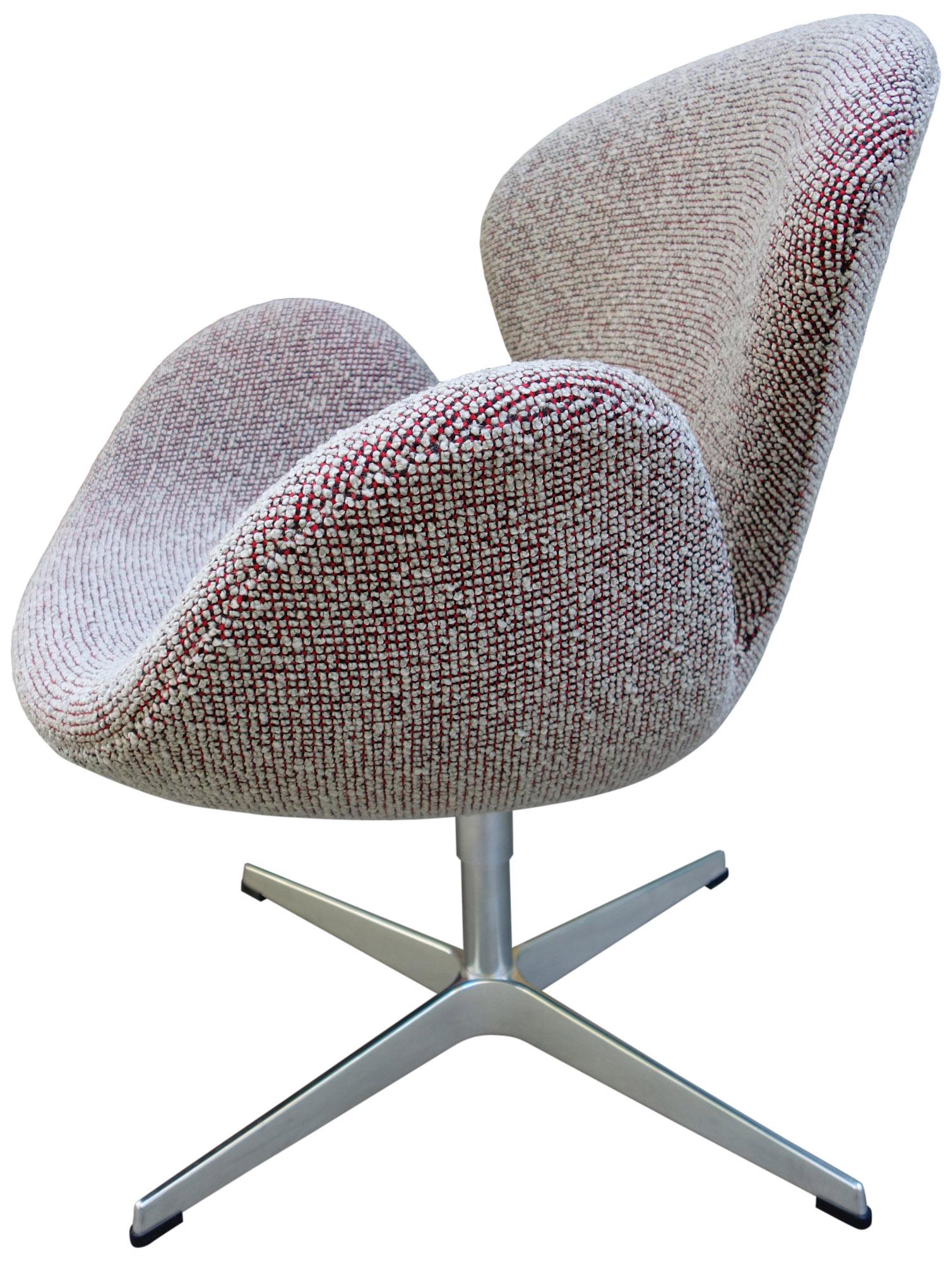 Arne Jacobsen Swan Chairs for Fritz Hansen 3