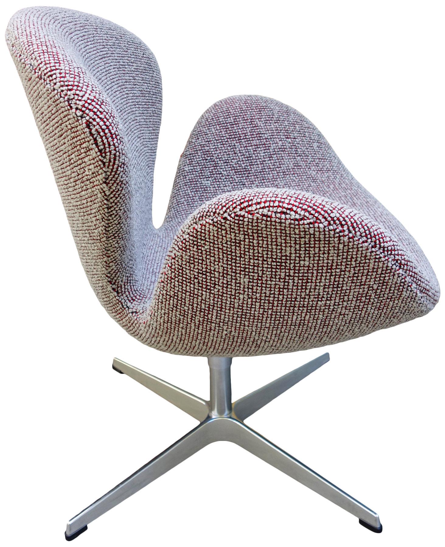 Arne Jacobsen Swan Chairs for Fritz Hansen im Zustand „Gut“ in BROOKLYN, NY