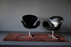 Chaises Swan d'Arne Jacobsen, ensemble assorti de 3 chaises Skai