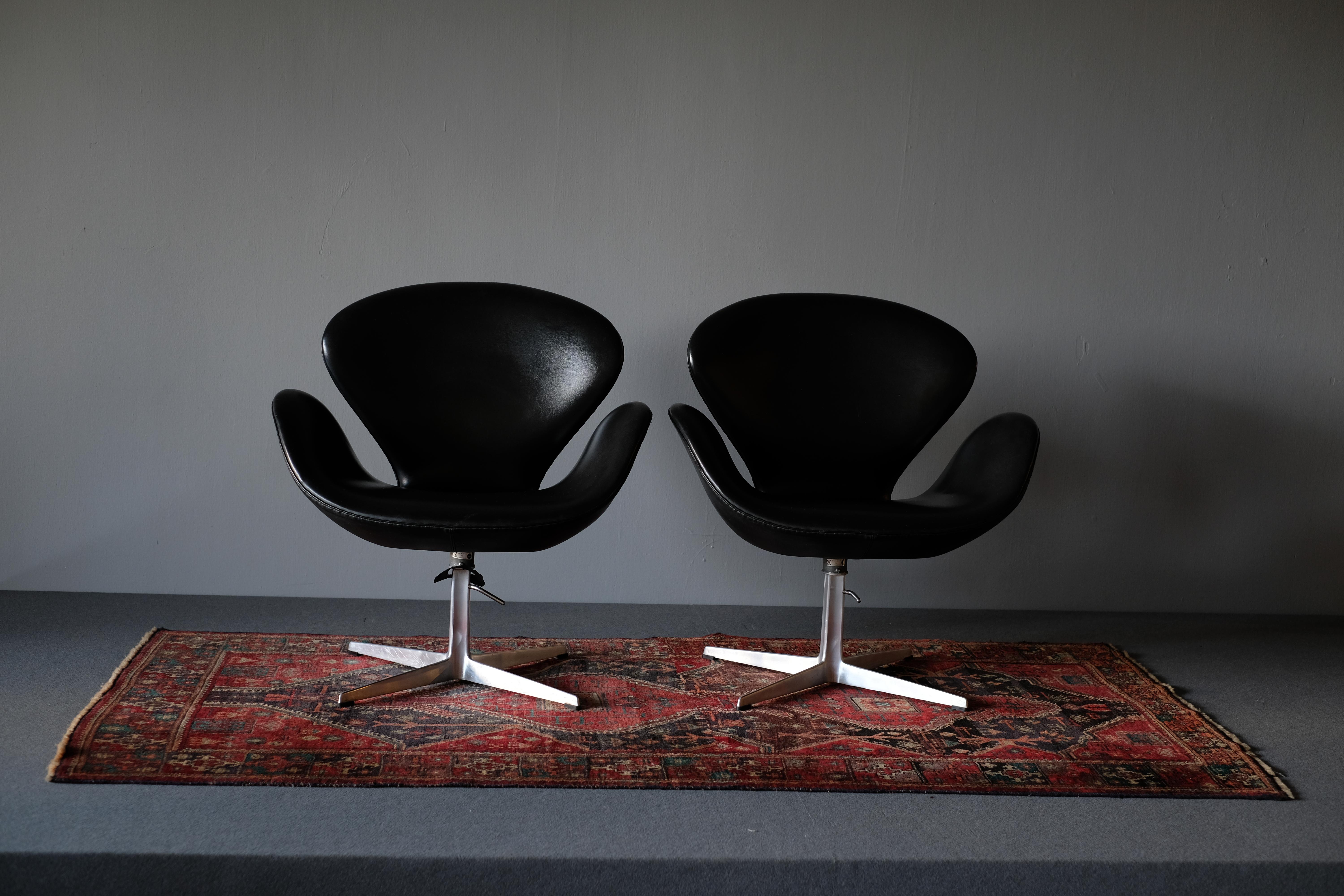 Scandinavian Modern Arne Jacobsen Swan Chairs, matching set of 3 in Skai  For Sale