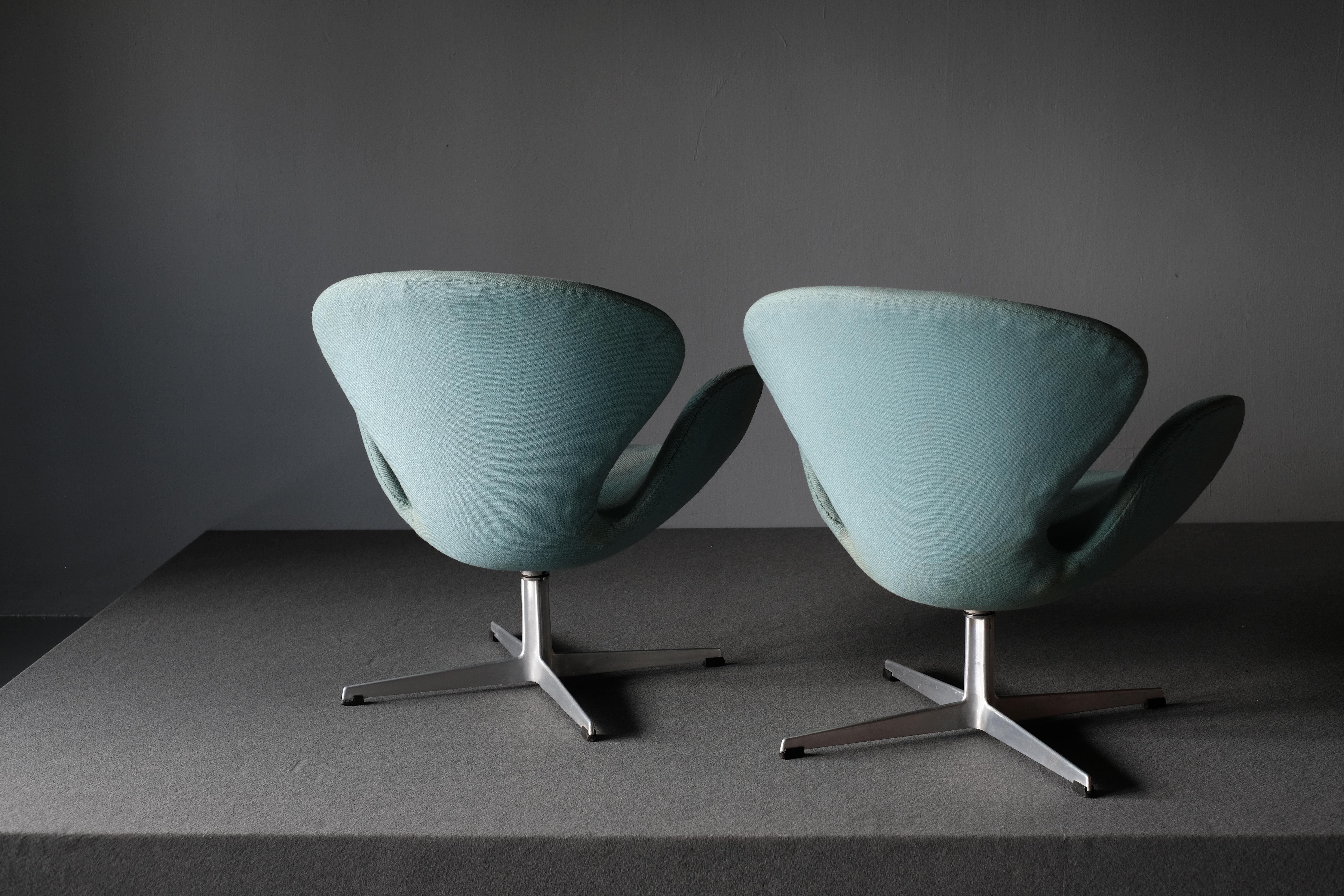 Mid-Century Modern Arne Jacobsen Swan Chairs