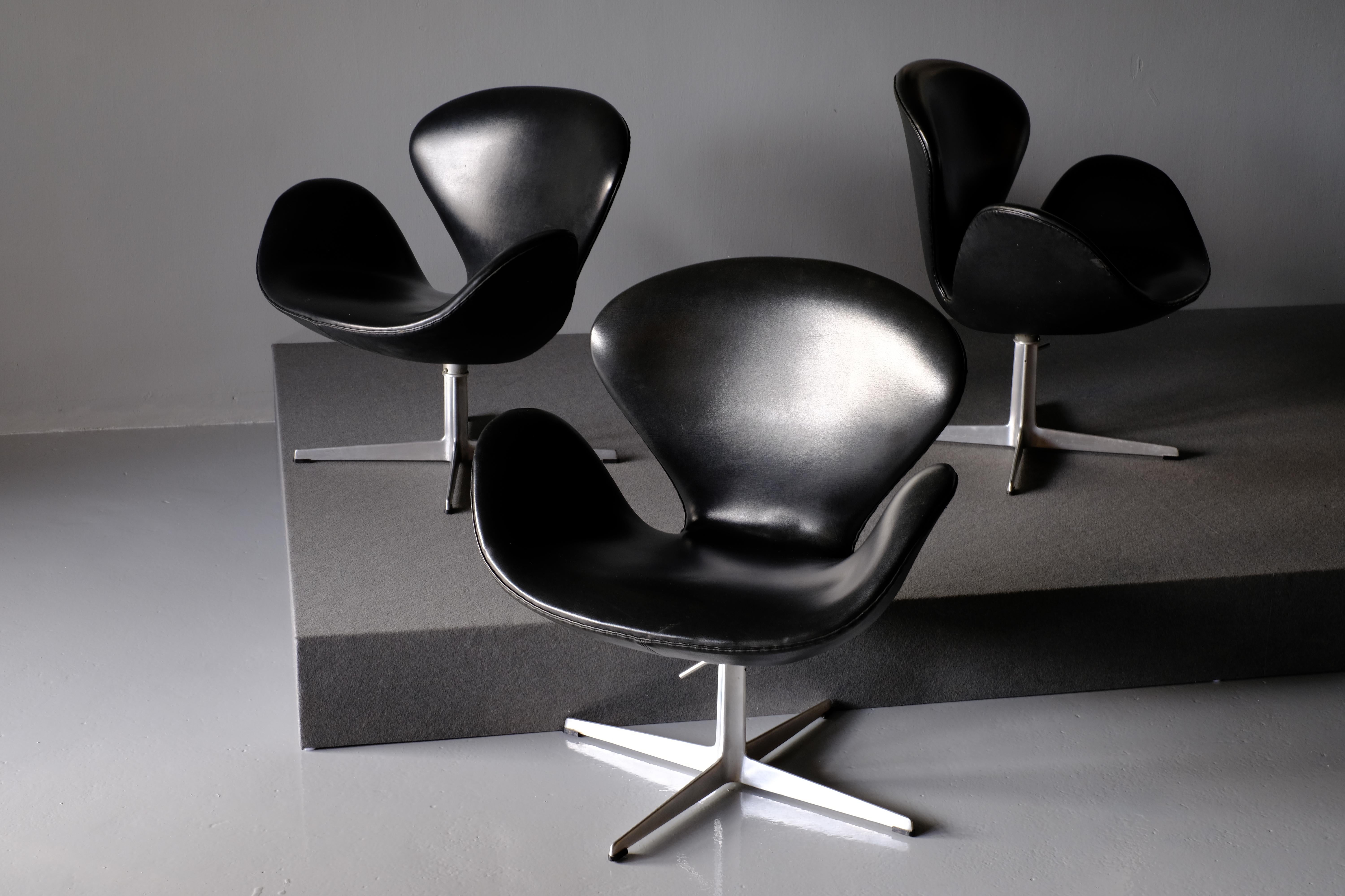Arne Jacobsen Swan Chairs, matching set of 3 in Skai  In Good Condition For Sale In Singapore, SG