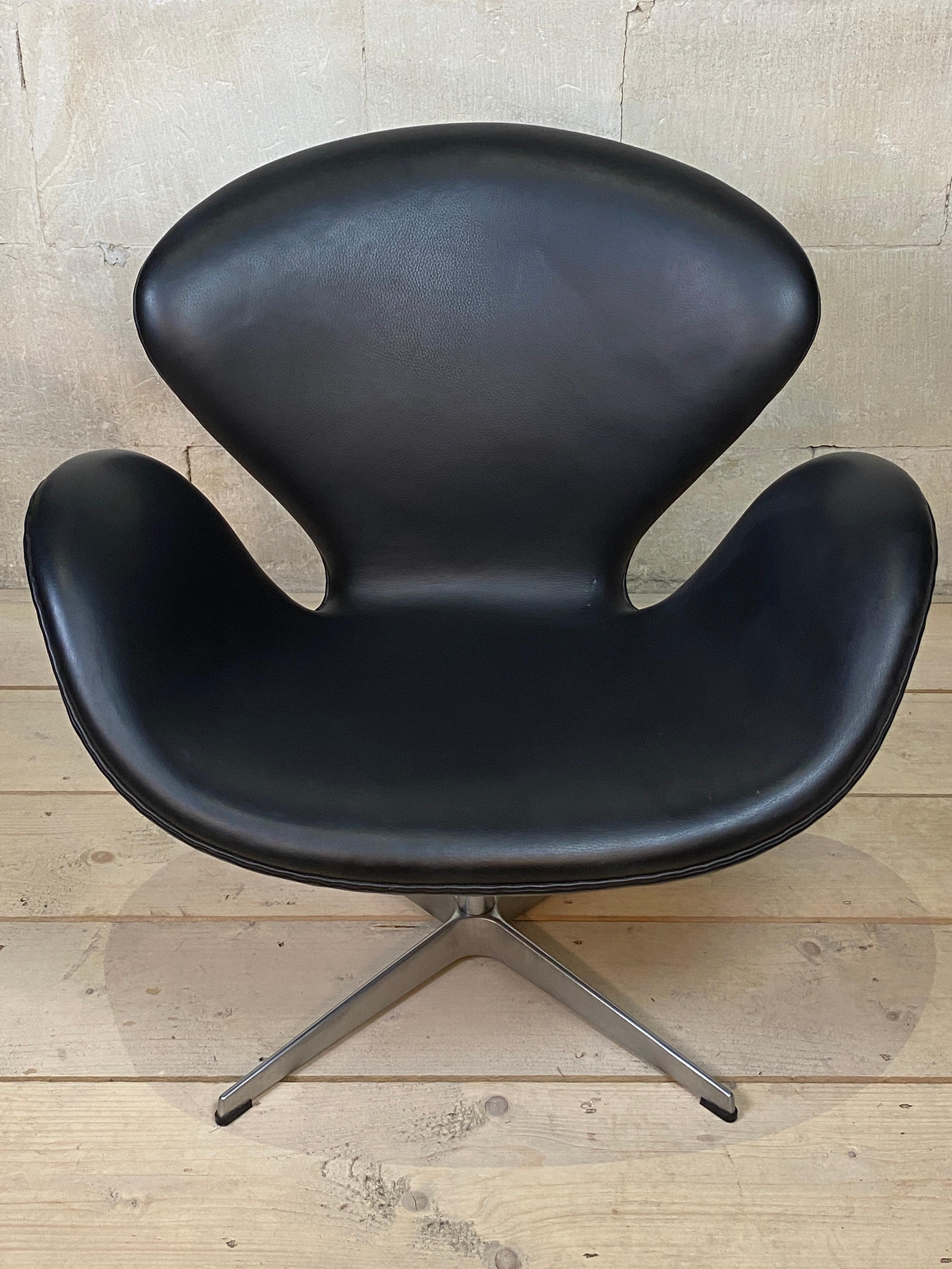 Arne Jacobsen Swan Chairs Fritz Hansen Pair Mod 3320 Black Leather 2006 Denmark 4