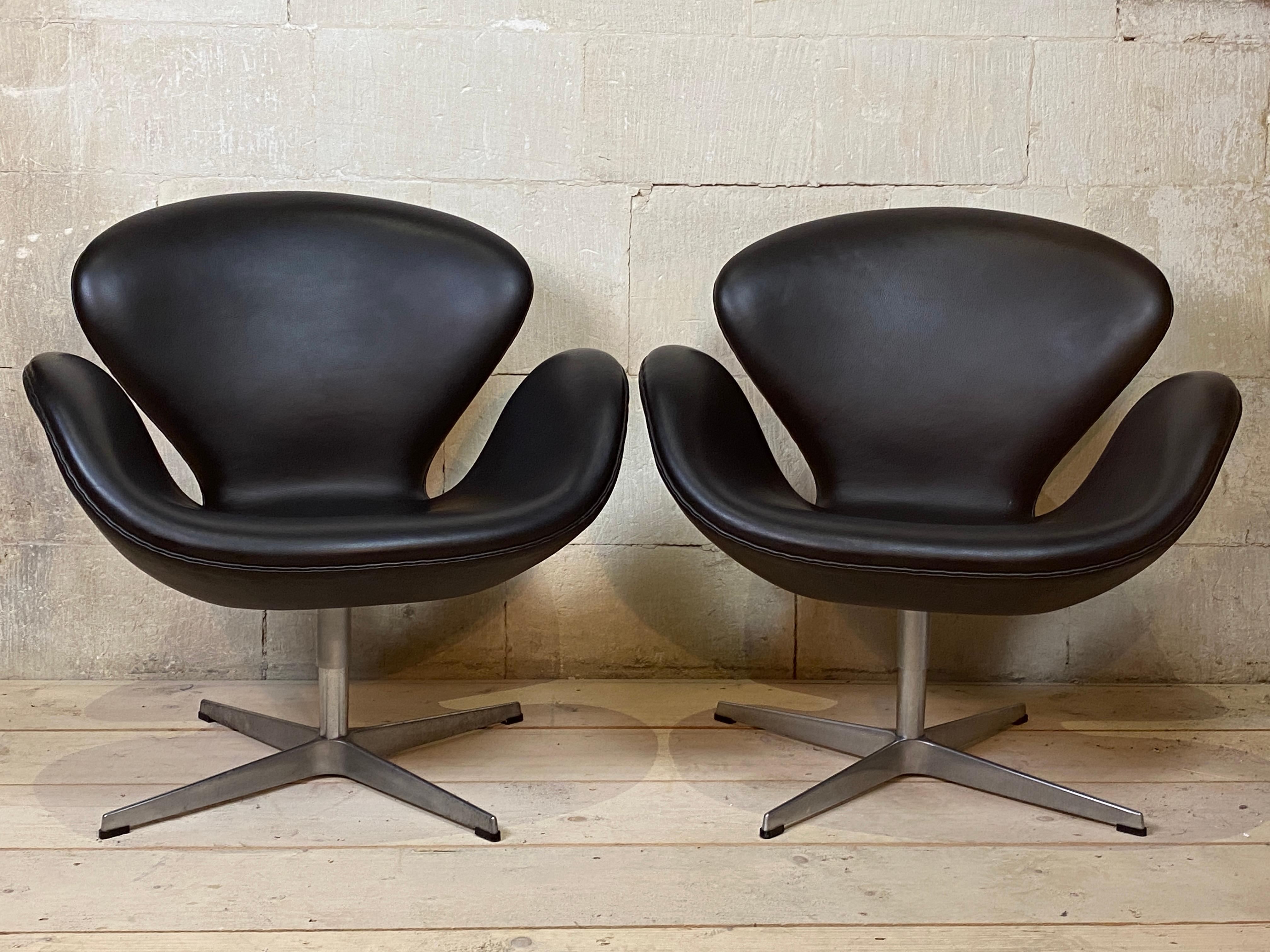 Arne Jacobsen Swan Chairs Fritz Hansen Pair Mod 3320 Black Leather 2006 Denmark 8