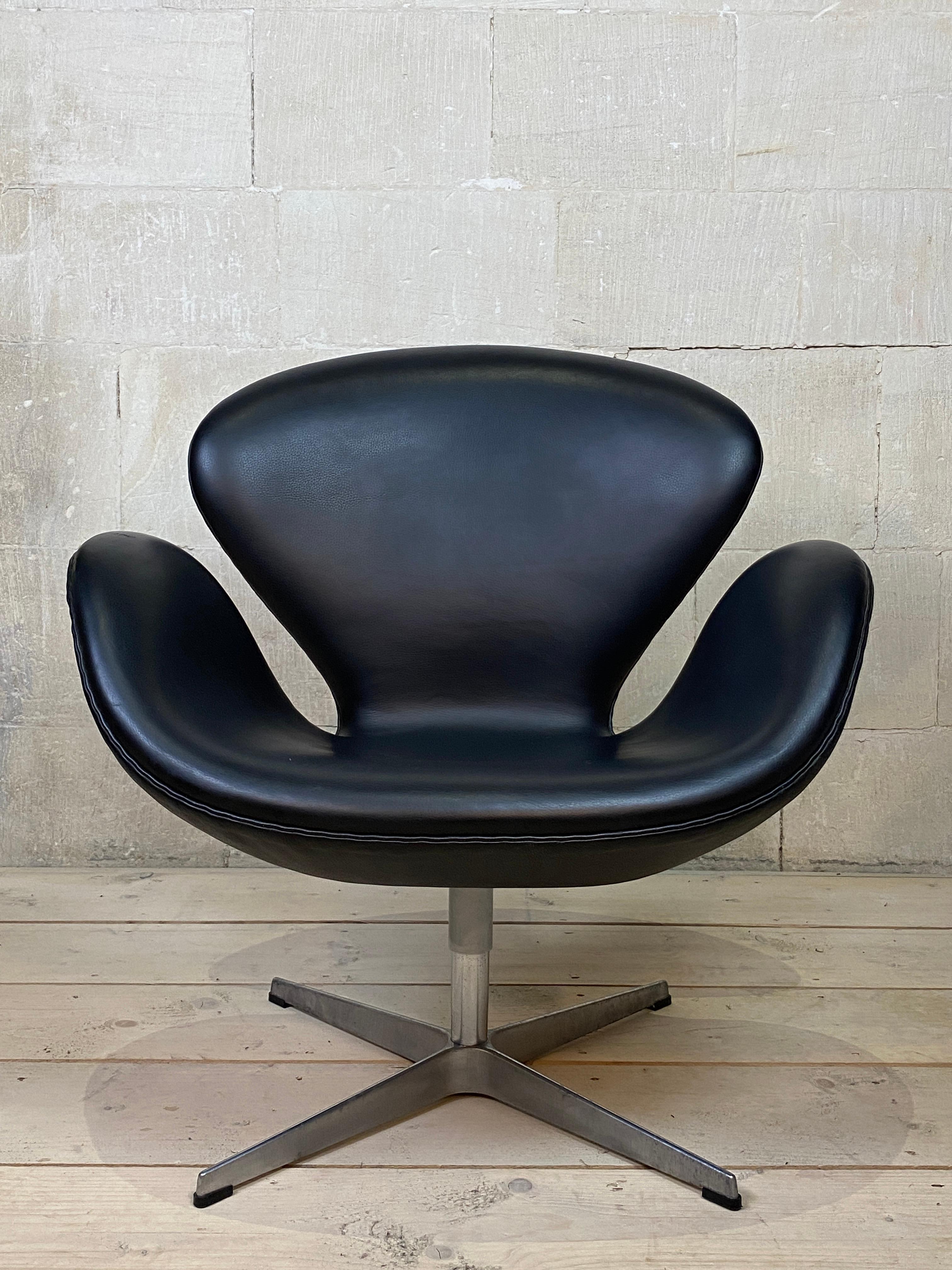 The beautiful Swan™ chair was designed by Arne Jacobsen in 1958 for the lobby and lounge areas of the SAS Royal Hotel in Copenhagen. The design contains no straight lines, making it look organic and soft despite its simplicity and strong