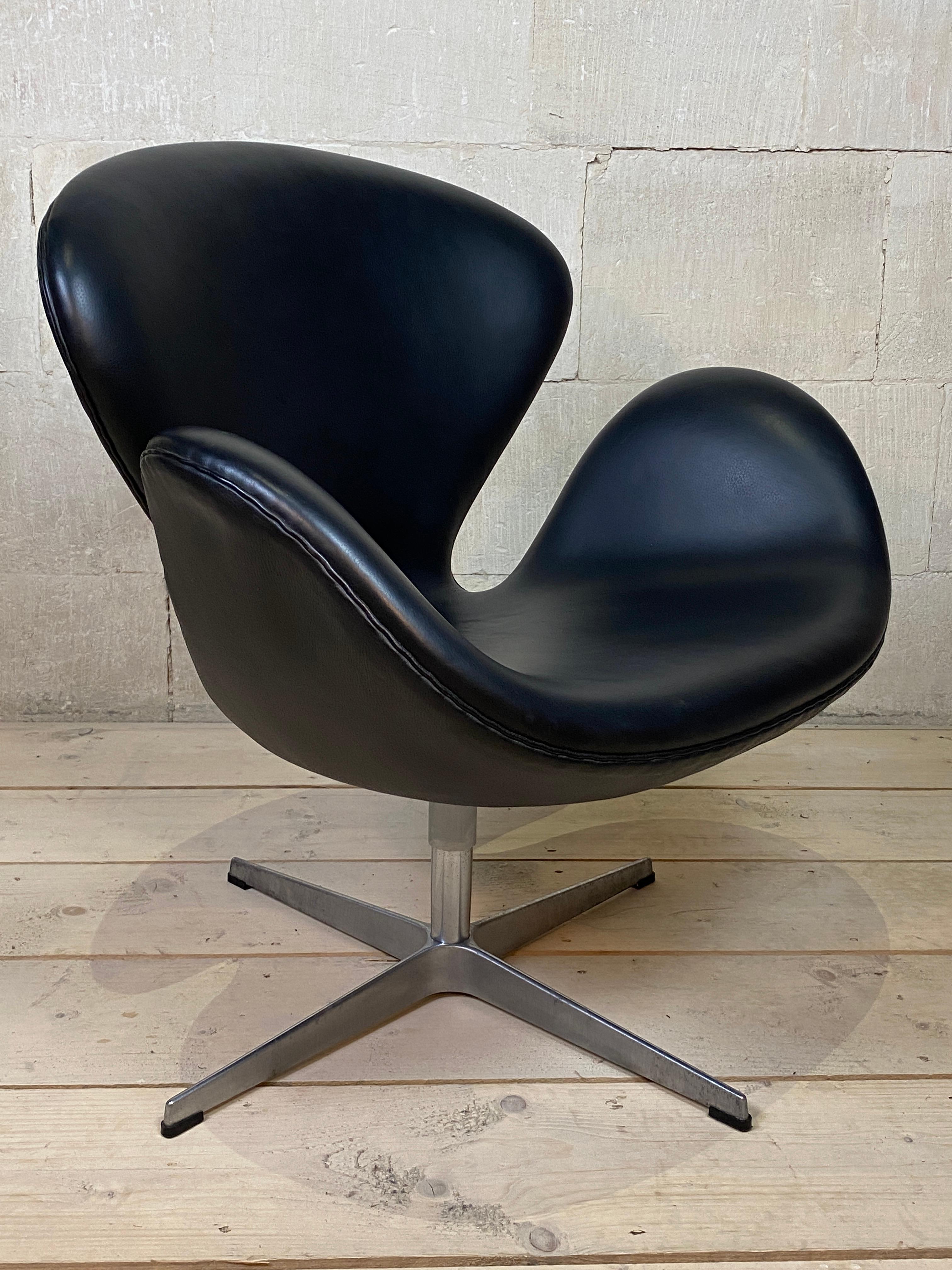 Scandinavian Modern Arne Jacobsen Swan Chairs Fritz Hansen Pair Mod 3320 Black Leather 2006 Denmark