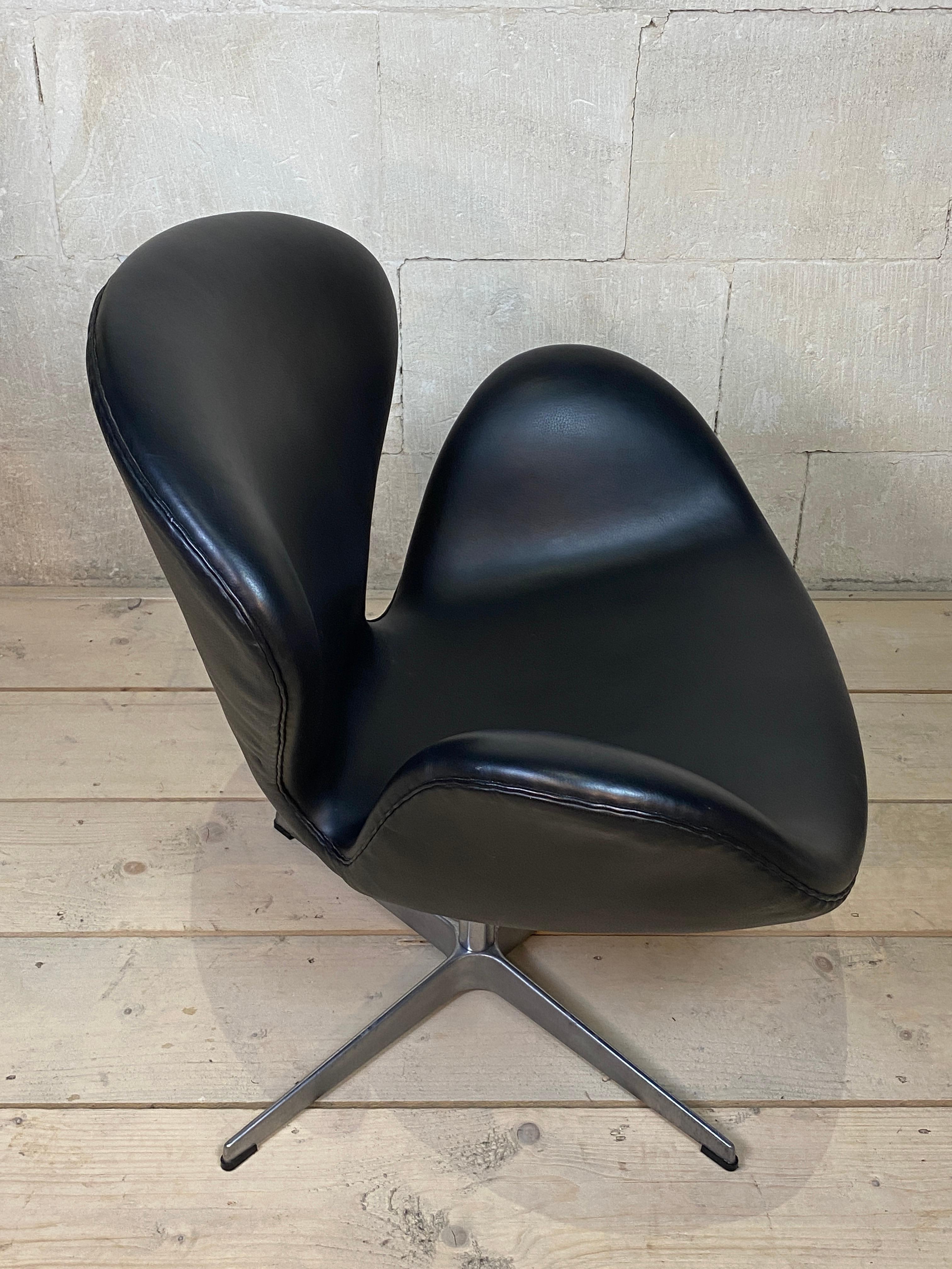 Danish Arne Jacobsen Swan Chairs Fritz Hansen Pair Mod 3320 Black Leather 2006 Denmark