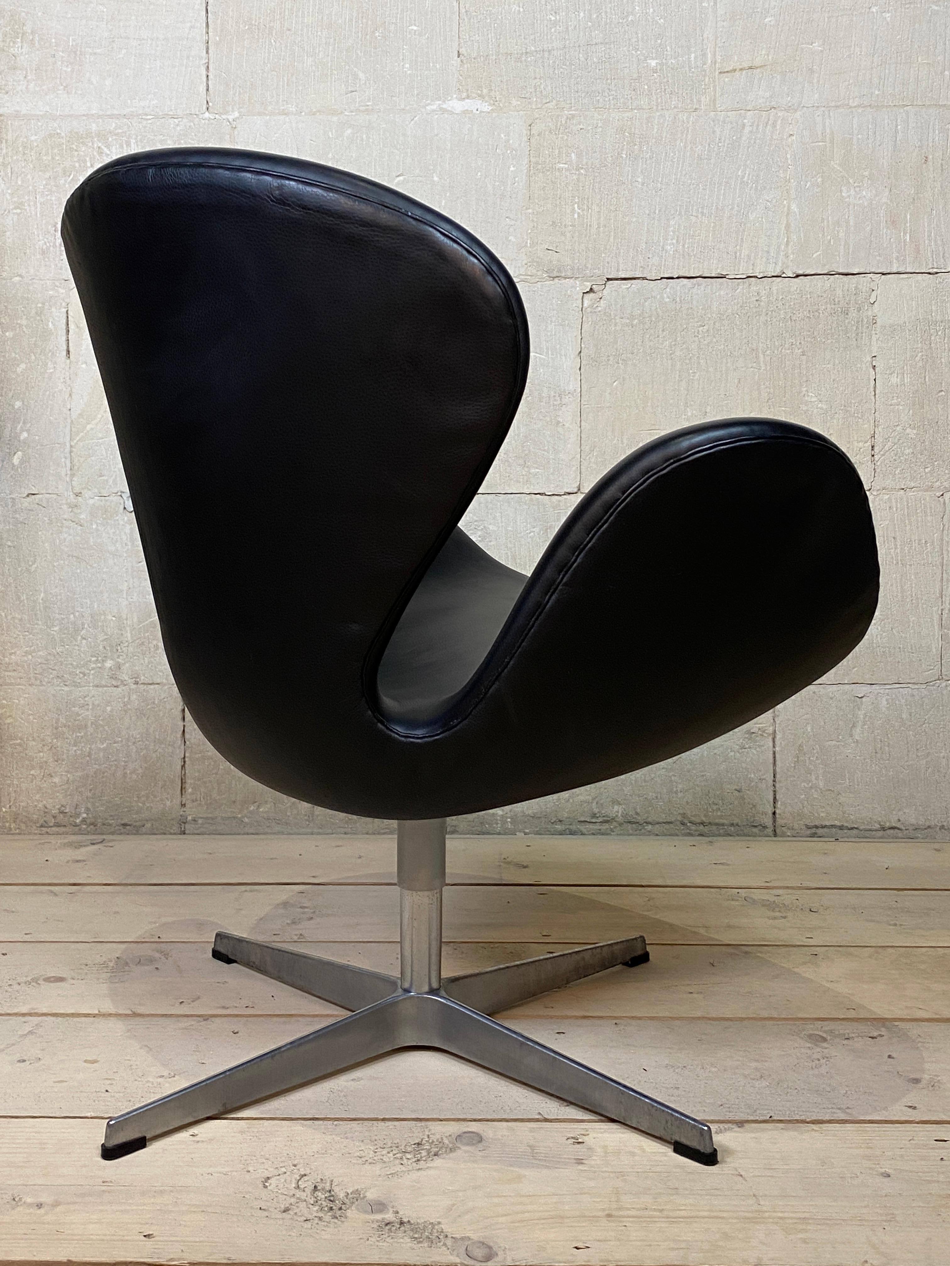 Arne Jacobsen Swan Chairs Fritz Hansen Pair Mod 3320 Black Leather 2006 Denmark In Good Condition In Cheltenham, GB