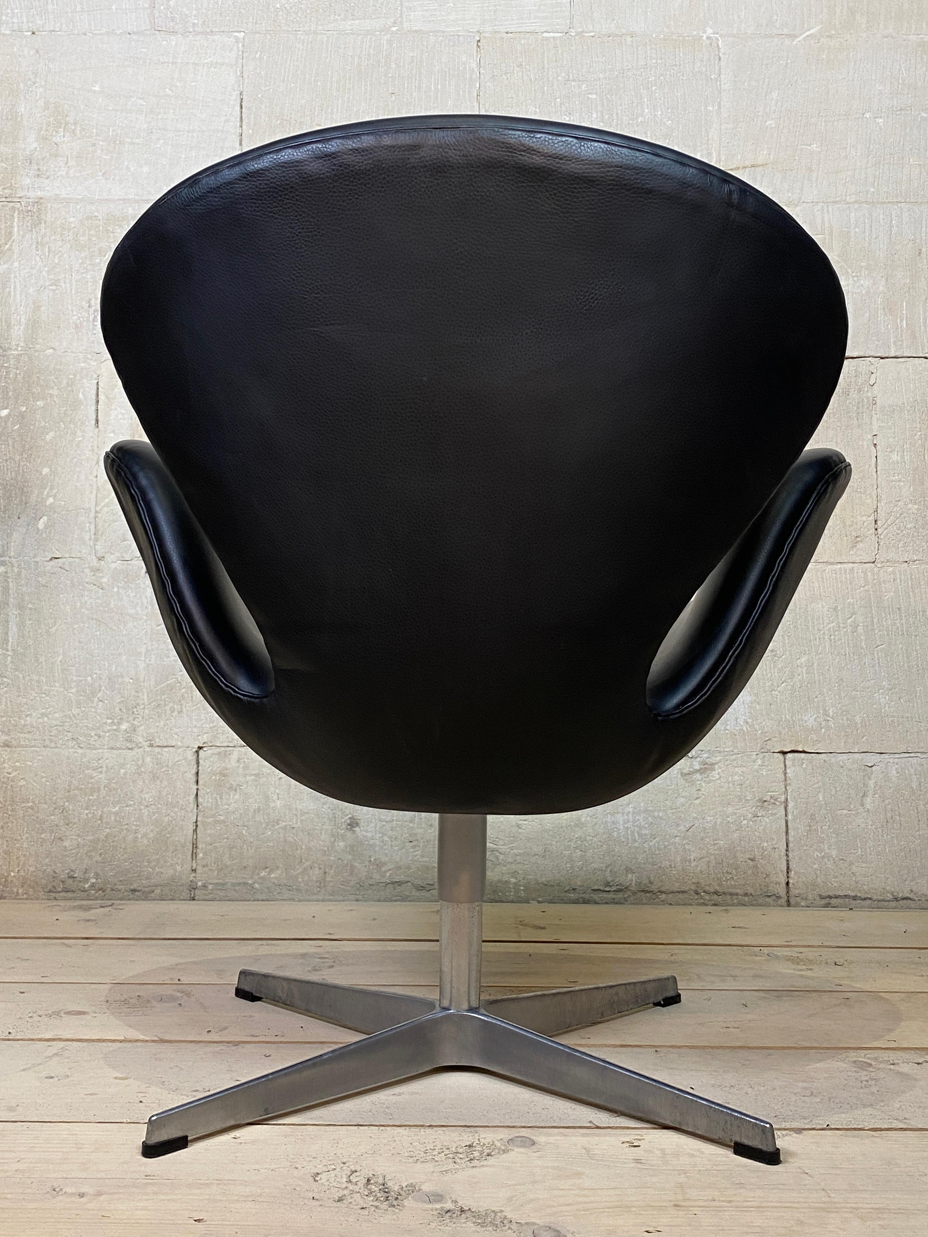 Mid-20th Century Arne Jacobsen Swan Chairs Fritz Hansen Pair Mod 3320 Black Leather 2006 Denmark
