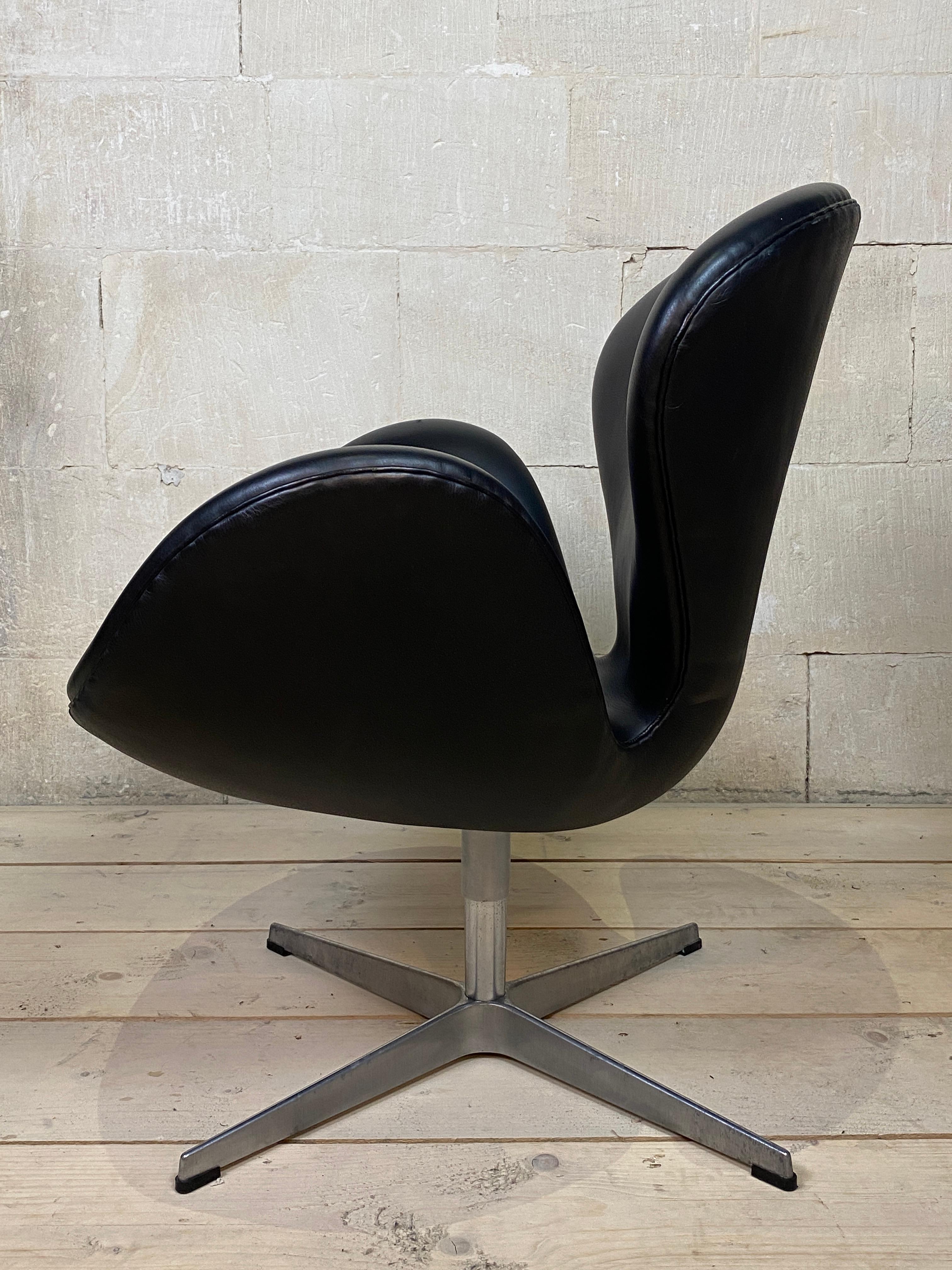 Arne Jacobsen Swan Chairs Fritz Hansen Pair Mod 3320 Black Leather 2006 Denmark 2