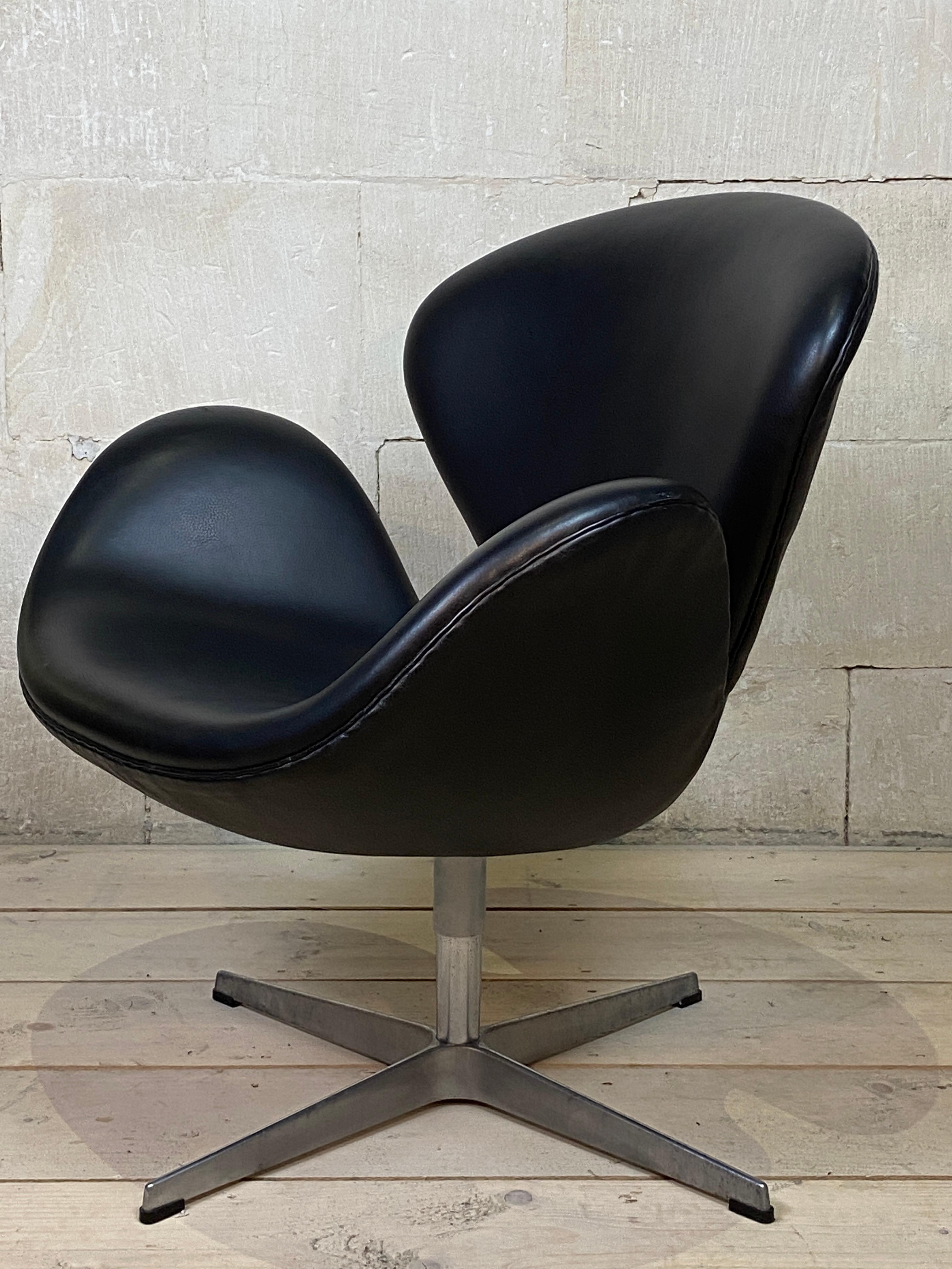 Arne Jacobsen Swan Chairs Fritz Hansen Pair Mod 3320 Black Leather 2006 Denmark 3